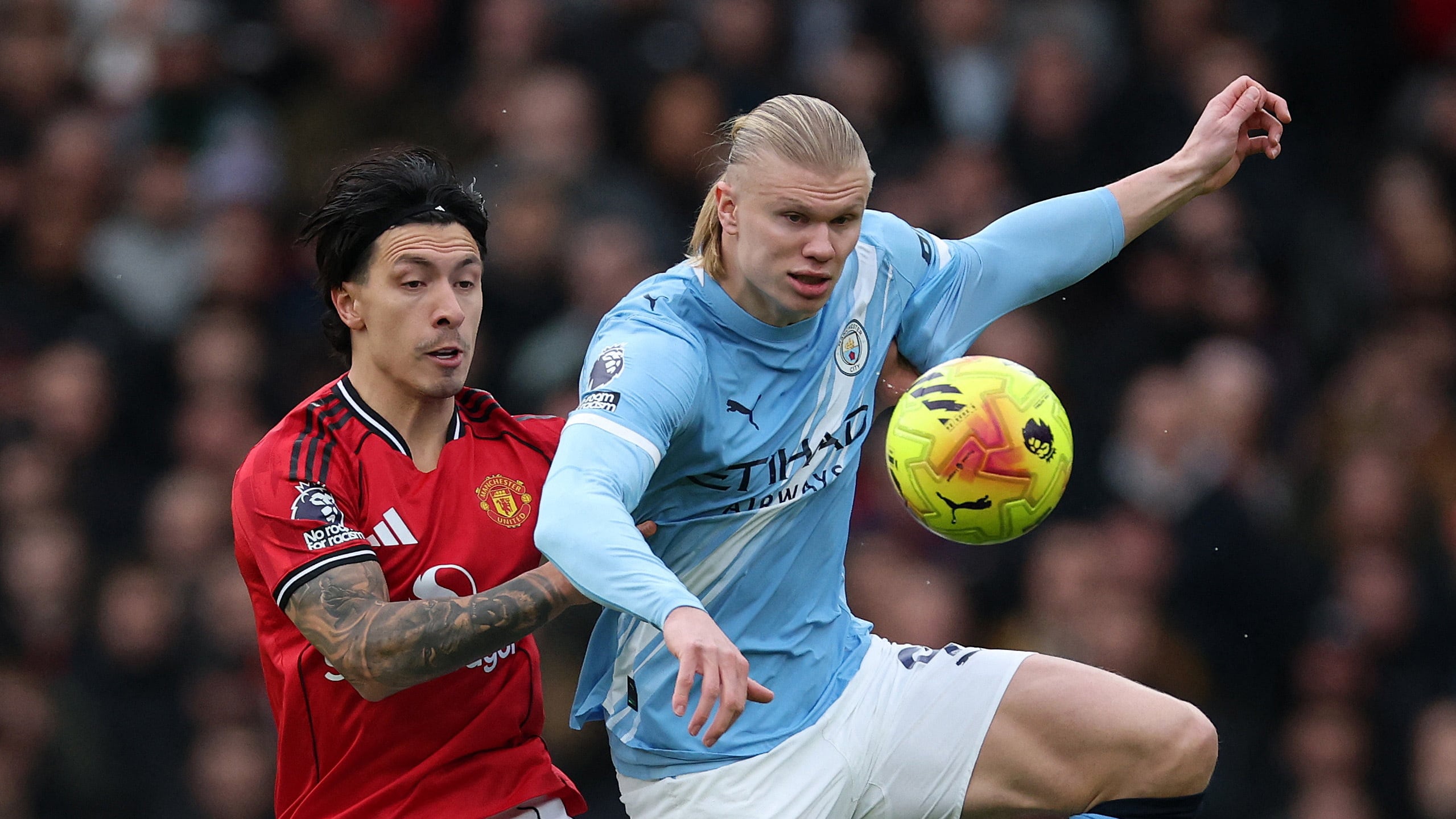 Lisandro Martínez hizo un gran trabajo defensivo para contener al delantero Erling Haaland (REUTERS/Phil Noble)