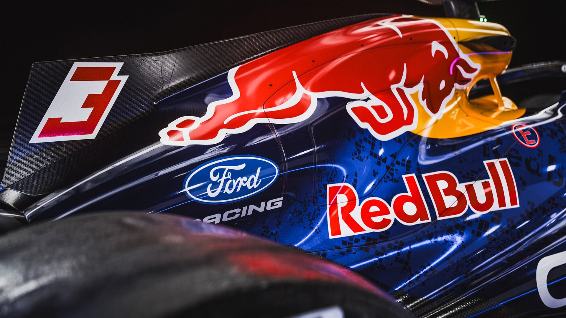 La nueva decoración del monoplaza de Red Bull presentó un azul más brillante en comparación a las últimas versiones, que contaron con una pintura con un tono mate que lo hacían más oscuro (@redbullracing)