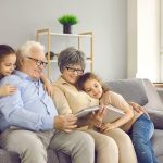 La educación de los nietos es buena para el cerebro, según un estudio