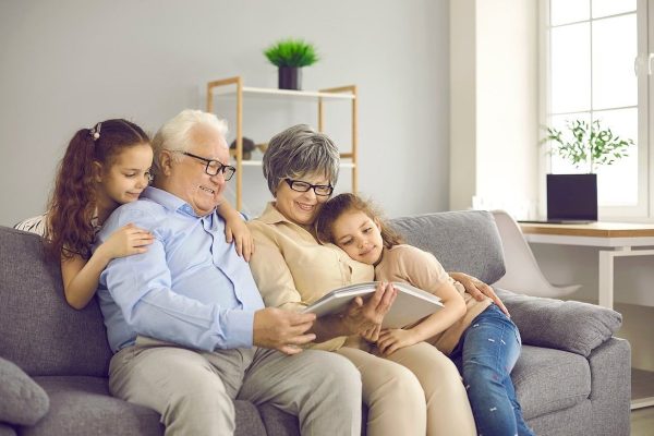 La educación de los nietos es buena para el cerebro, según un estudio