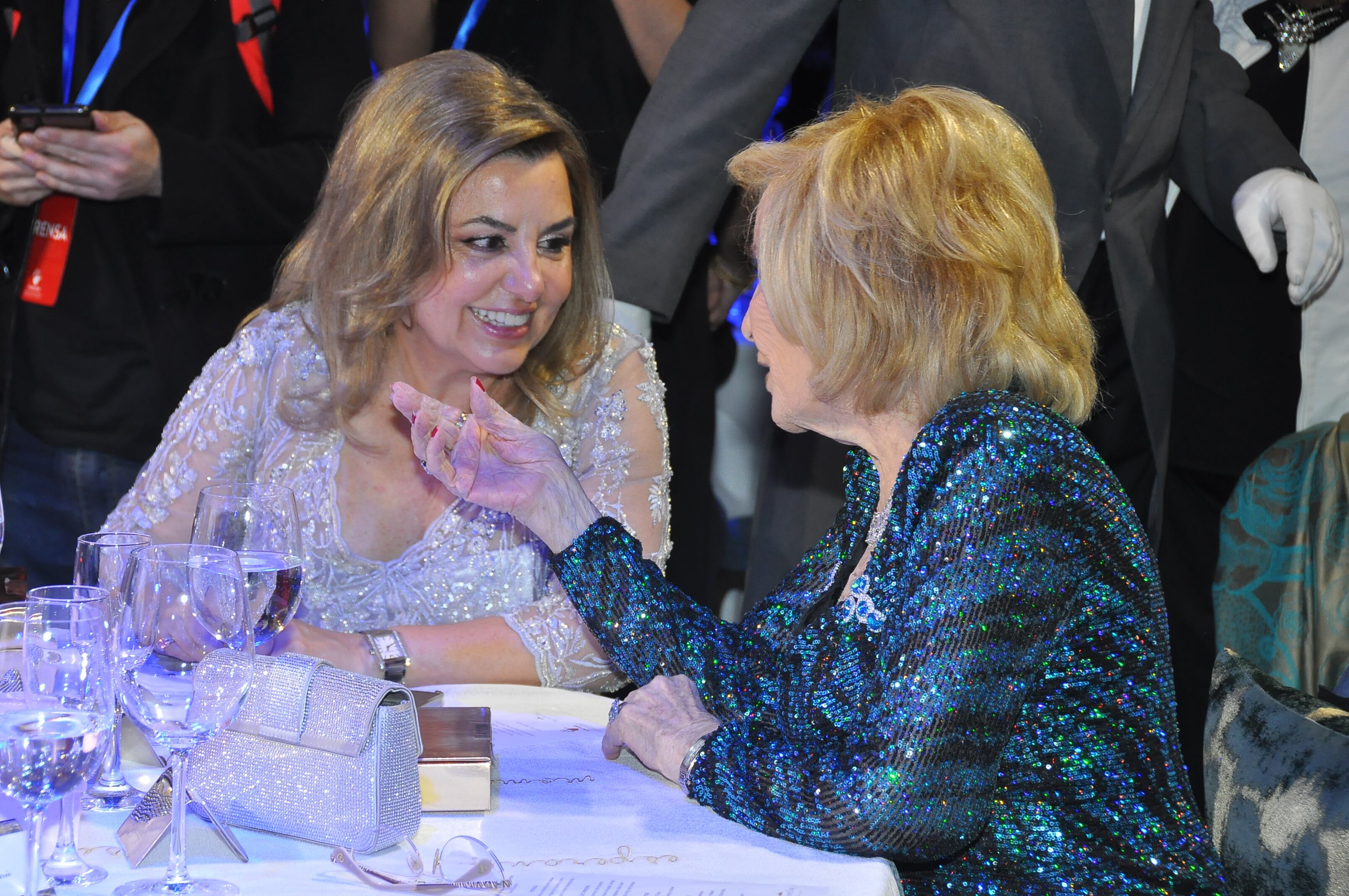 Claudia Álvarez Argüelles junto a Mirtha Legrand, quien lució dos vestidos diferentes en la gala