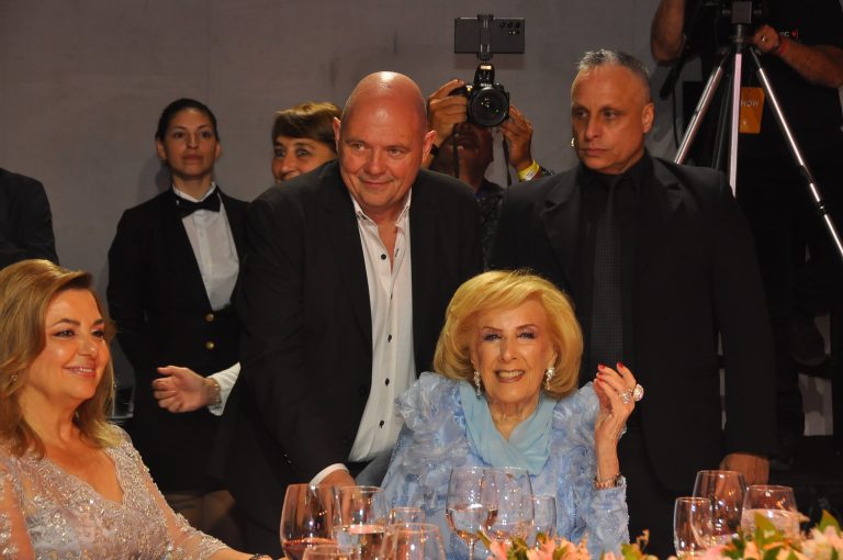 La elegante noche de Mirtha Legrand en una gala solidaria en Mar del Plata: doble vestuario, shows y emoción