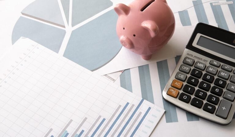 Reducir solamente la desigualdad económica no garantiza conductas saludables si la percepción de escasez financiera persiste entre la población (crédito Freepik)