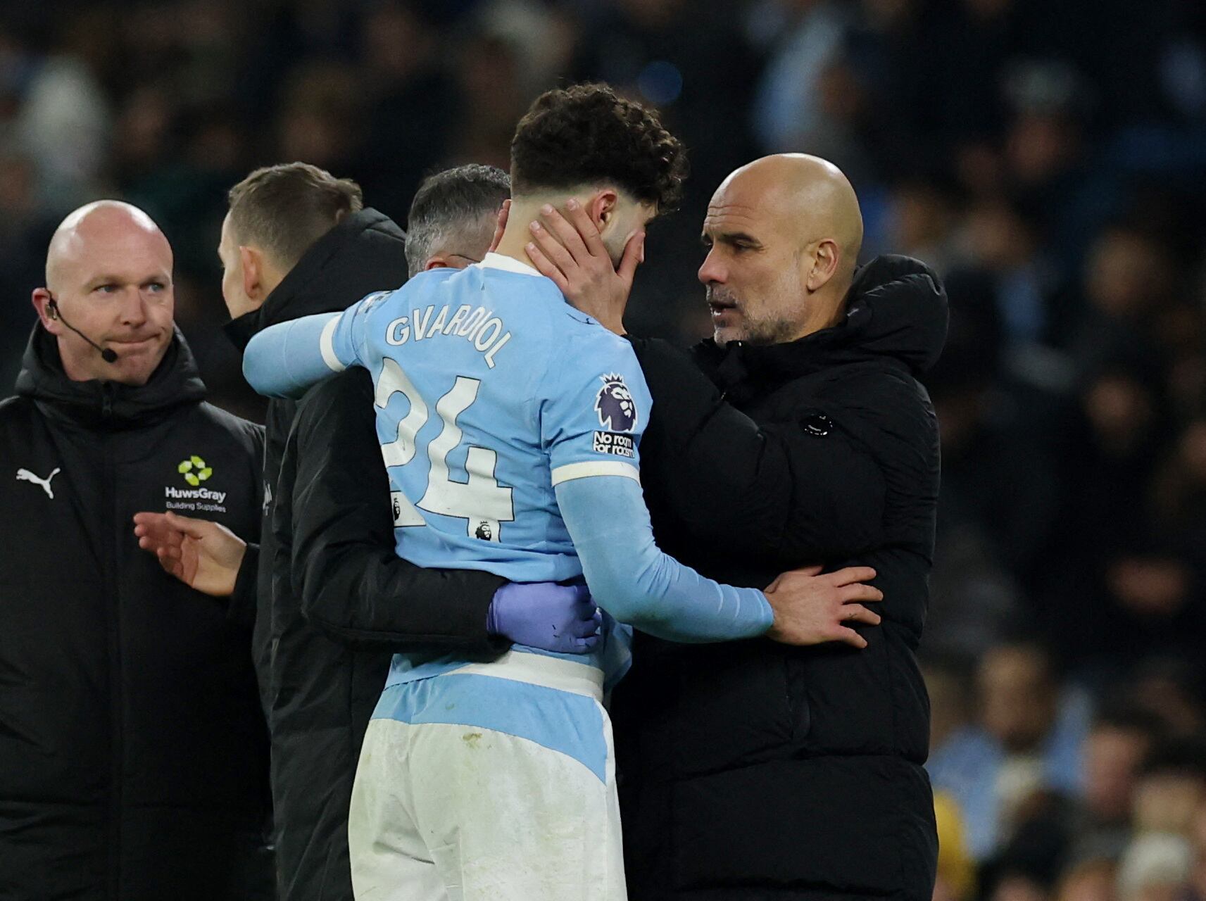 El momento en que Josko Gvardiol es consolado por Pep Guardiola tras sufrir una grave lesión ante el Chelsea (REUTERS/Phil Noble)