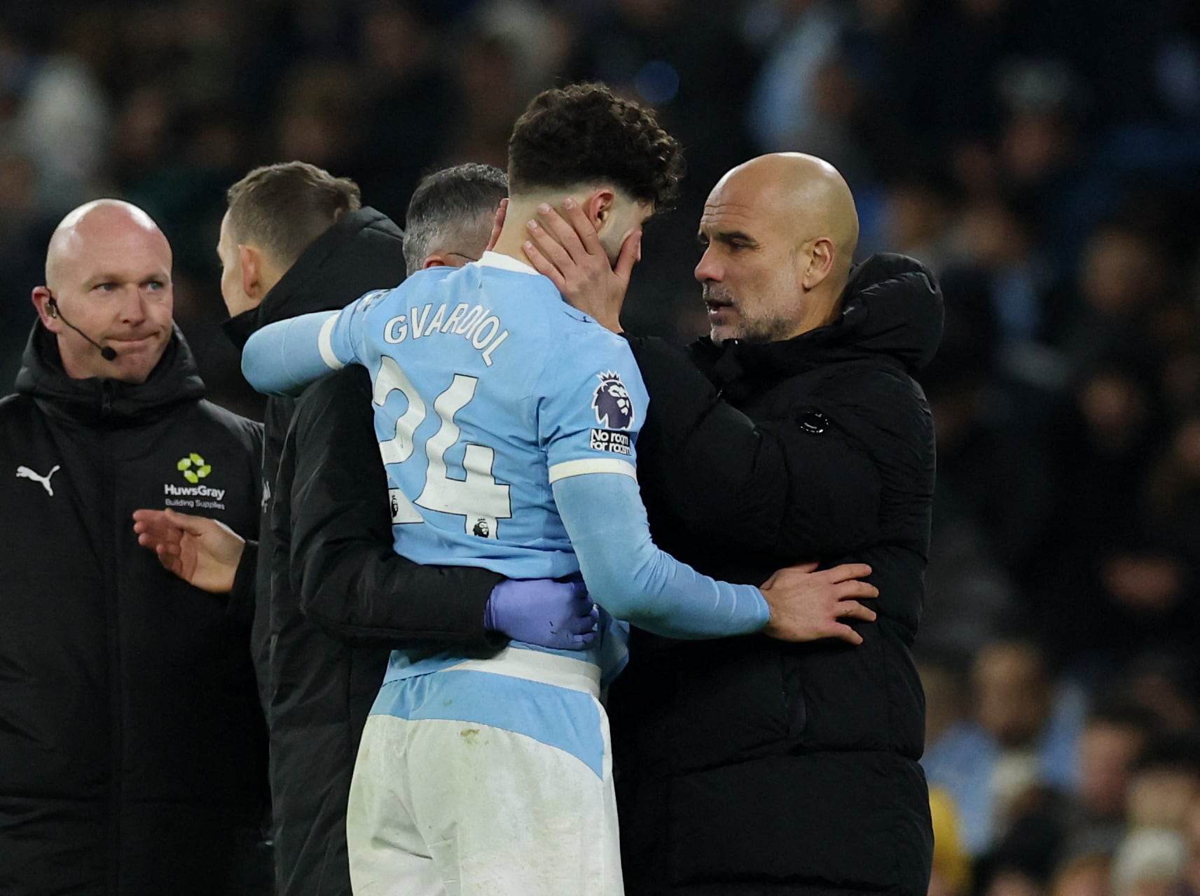 El momento en que Josko Gvardiol es consolado por Pep Guardiola tras sufrir una grave lesión ante el Chelsea (REUTERS/Phil Noble)