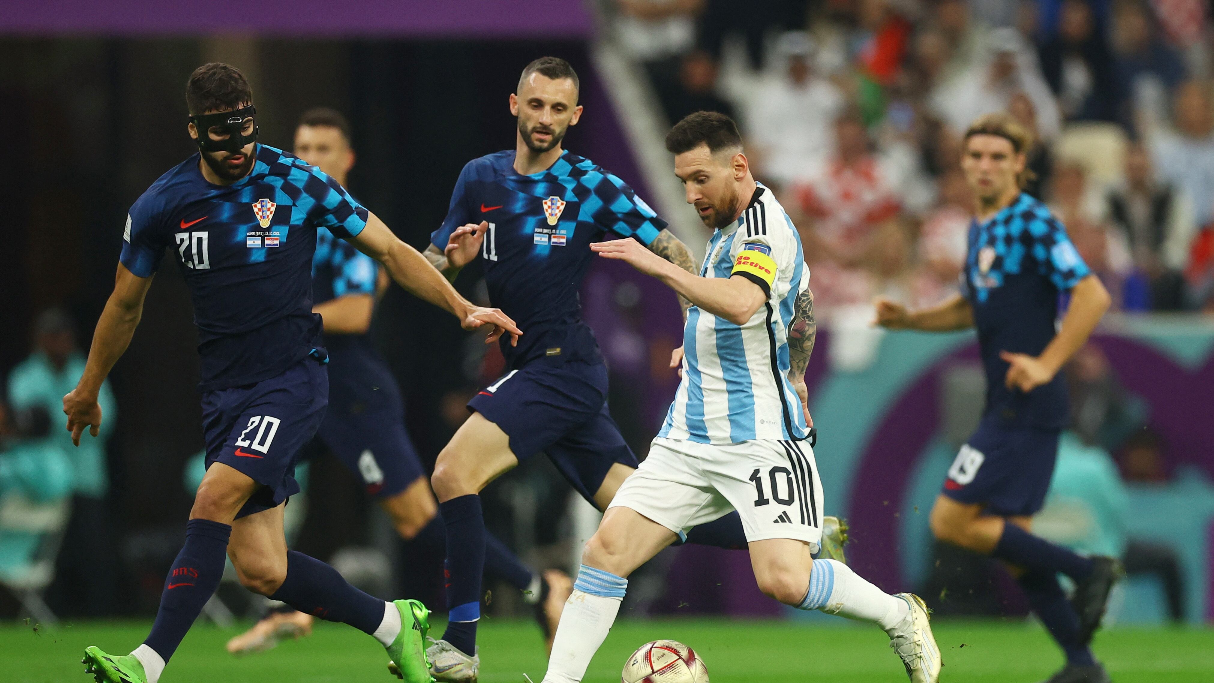 Josko Gvardiol fue una de las figuras del último Mundial, aunque le tocó padecer a un Lionel Messi brillante en aquella semifinal que Argentina le ganó a Croacia (REUTERS/Lee Smith)