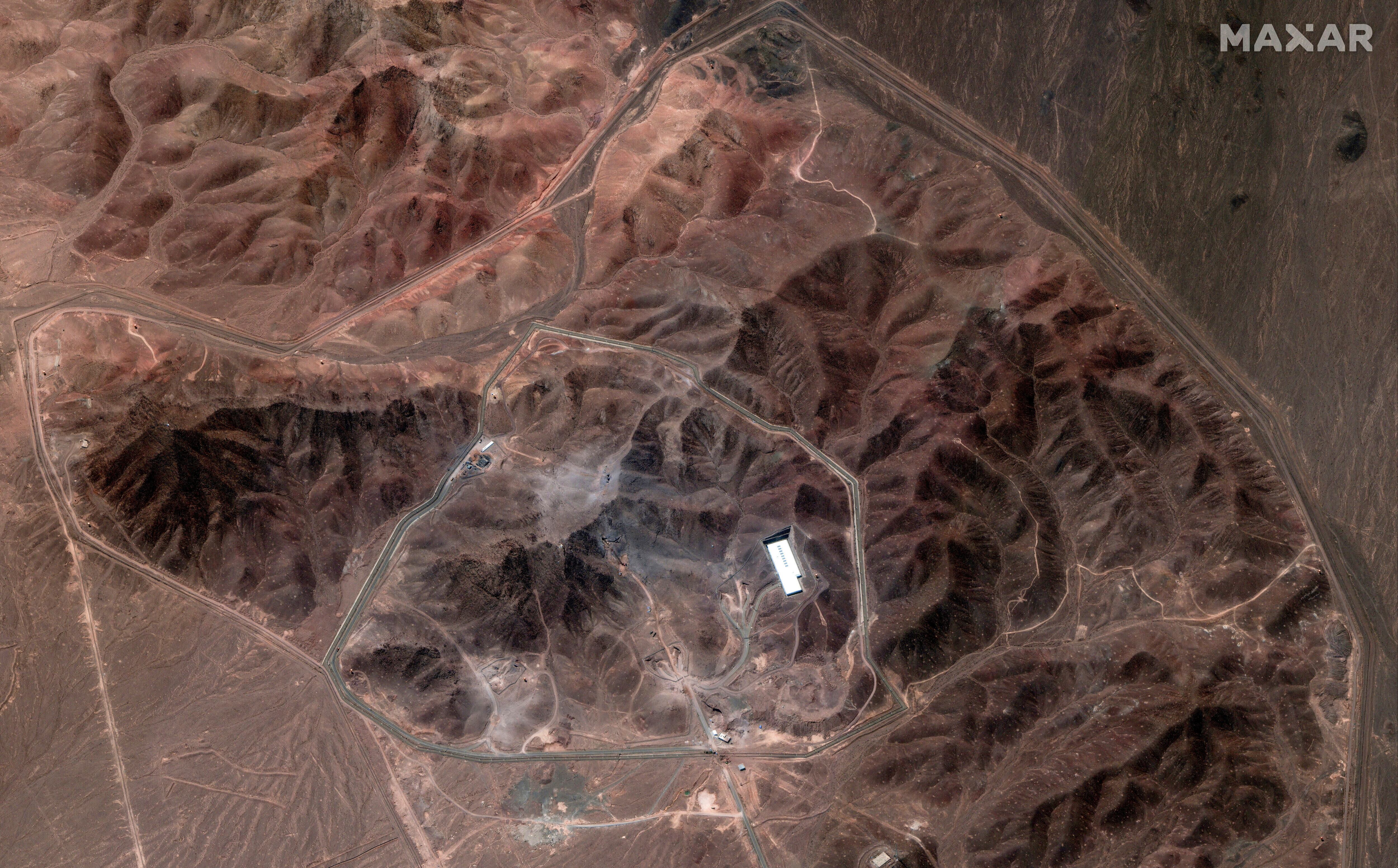 En esta imagen de satélite, proporcionada por Maxar Technologies, se muestra una vista general de la instalación de enriquecimiento de uranio de Fordo, en Irán, el 29 de junio de 2025 (Maxar Technologies vía AP)