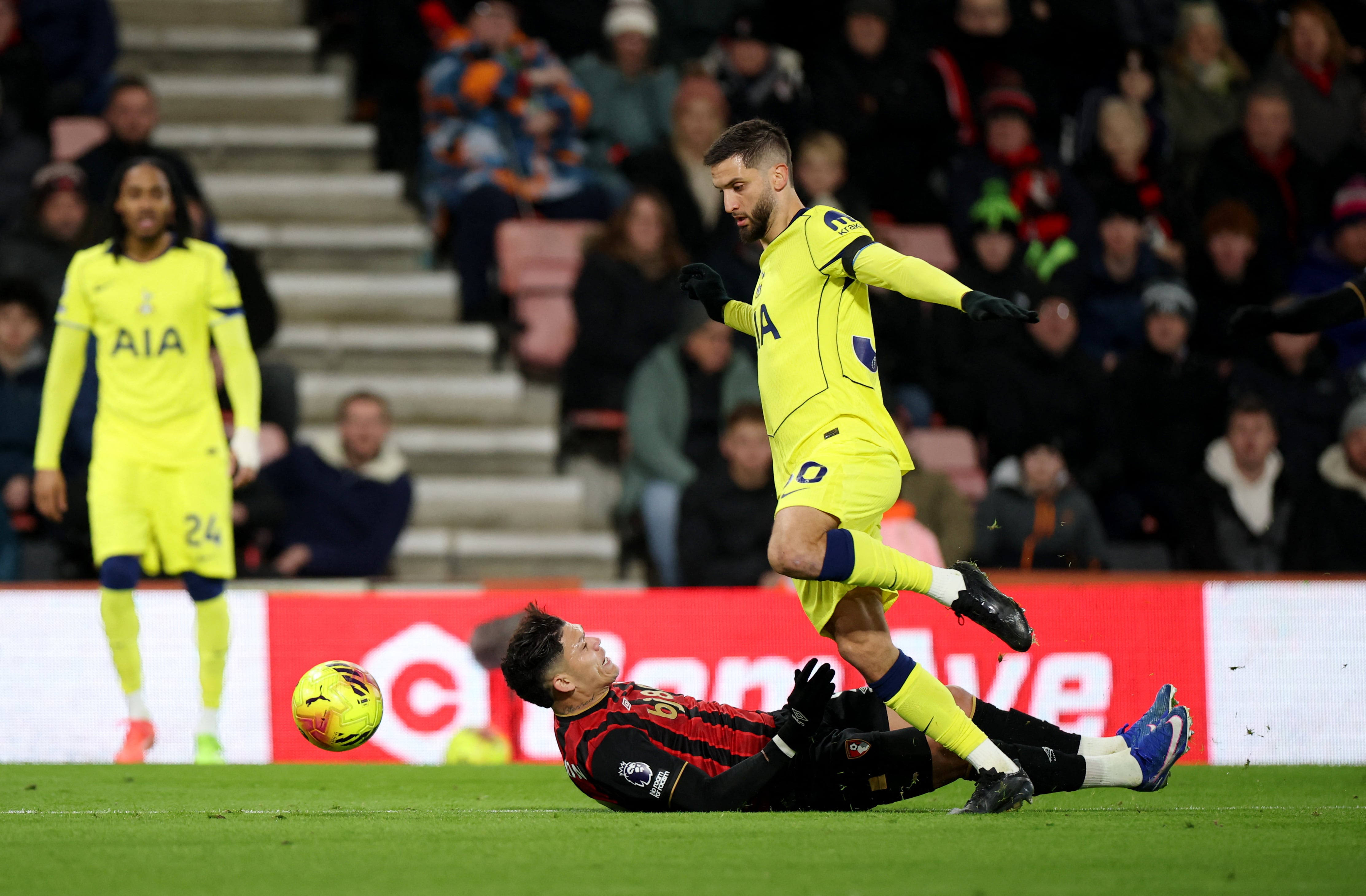Rodrigo Bentancur se lesionó y abandonó el campo de juego ante el Bournemouth
8REUTERS/Isabel Infantes)