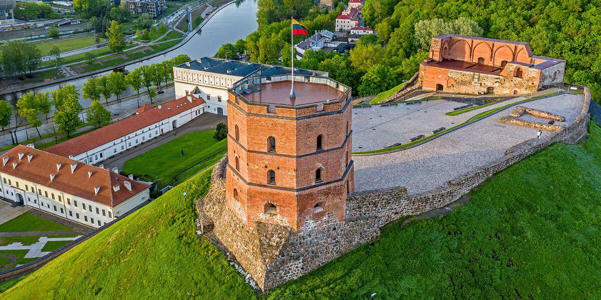 La colina donde se erige la Torre de Gediminas ha requerido continuos trabajos de conservación para preservar el monumento (Wikipedia)