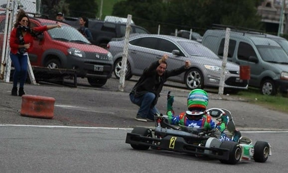 La celebración de Aníbal, quien más confió en el potencial de su hijo (Crédito: @francolapinto/Instagram)
