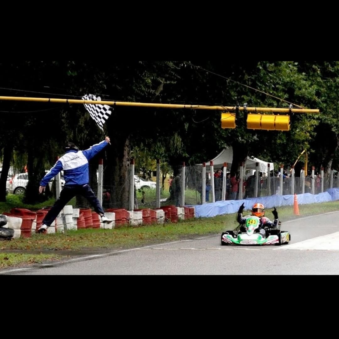 El festejo de Franco Colapinto en medio de una carrera ganada en karting (Crédito: @francolapinto/Instagram)