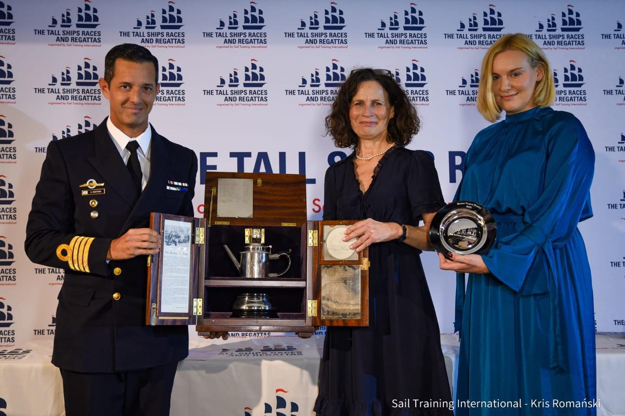 La copa fue recibida por el Capitán de Navío Ariel Gestoso