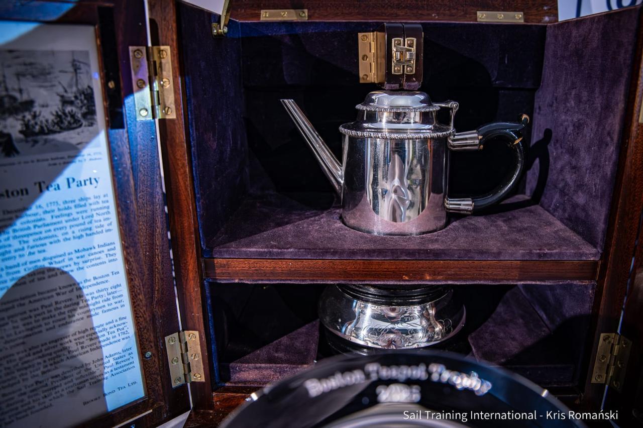 La fragata ARA Libertad recibió en Burdeos el premio Boston Teapot, consolidando el prestigio de la Armada Argentina a nivel internacional