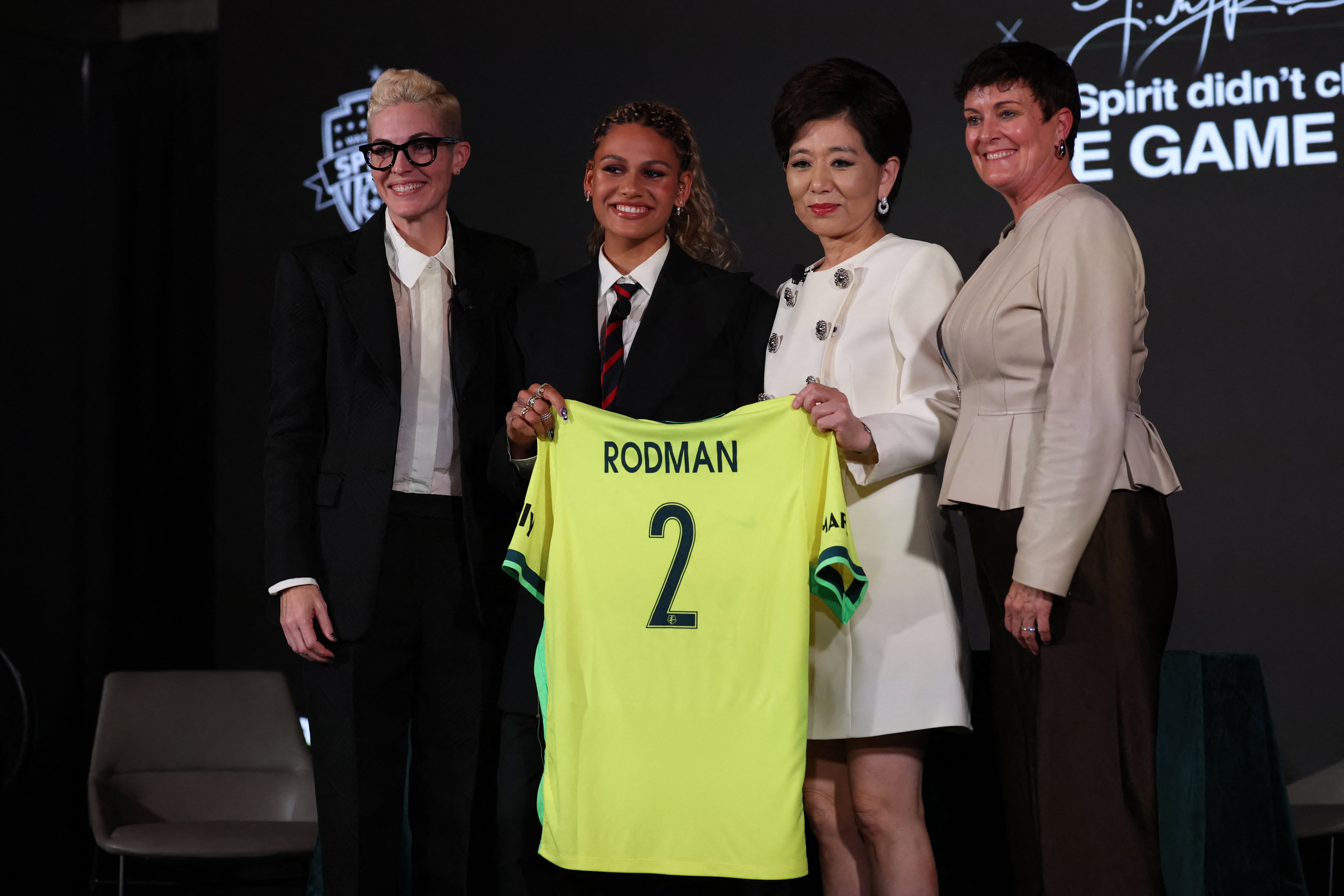 Rodman con su camiseta junto a Michele Kang y Haley Carter (Kiyoshi Mio-Imagn Images)