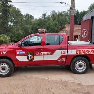 Un vecino de la zona la encontró maniatada junto a la estación de bomberos local (X: @BomberosCumbre)