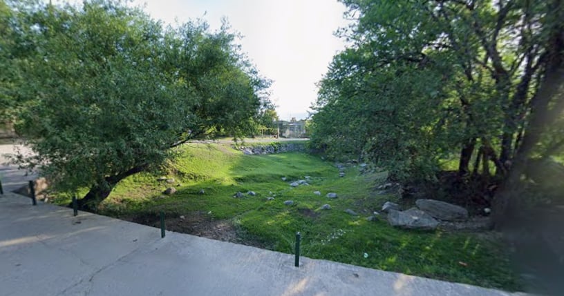 El lugar donde fue hallada. La imagen es de hace más de un año y en la actualidad la zona presenta una vegetación mucho más abundante, además del arroyo crecido