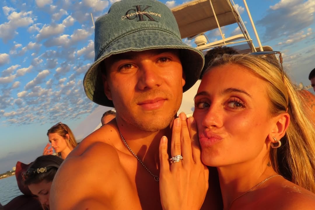 La foto de Morena Beltrán con la alianza de compromiso entregada por Lucas Blondel