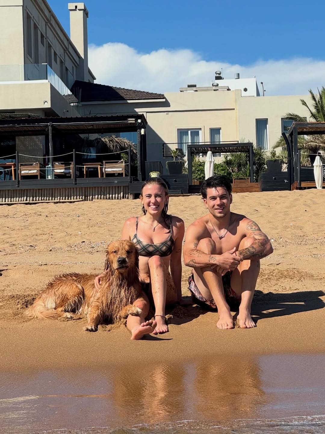 Ambos posaron acompañados de su mascota