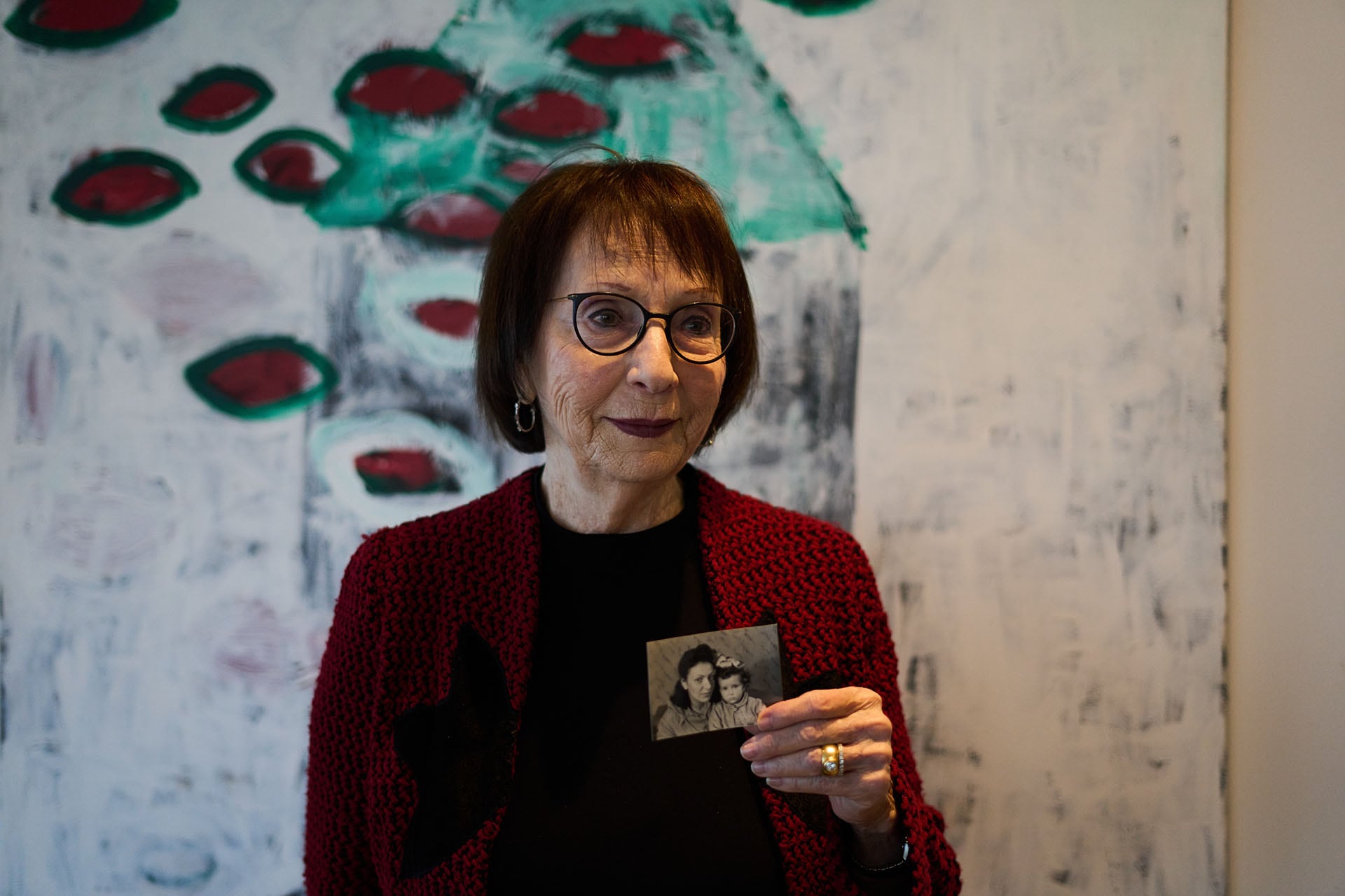 Ilana Shalem-Kantorowics, sobreviviente del Holocausto y nacida en el campo de concentración nazi de Bergen-Belsen, sostiene una foto suya con su madre Lola tomada en el campo en 1946, en Tel Aviv, Israel, el 26 de enero de 2026. (Foto AP/Ariel Schalit)