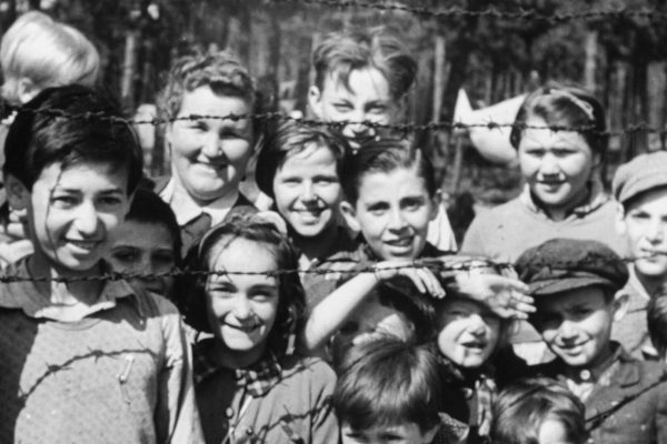 La historia de la mujer que nació en un campo de concentración y hoy es una de las sobrevivientes más jóvenes del Holocausto