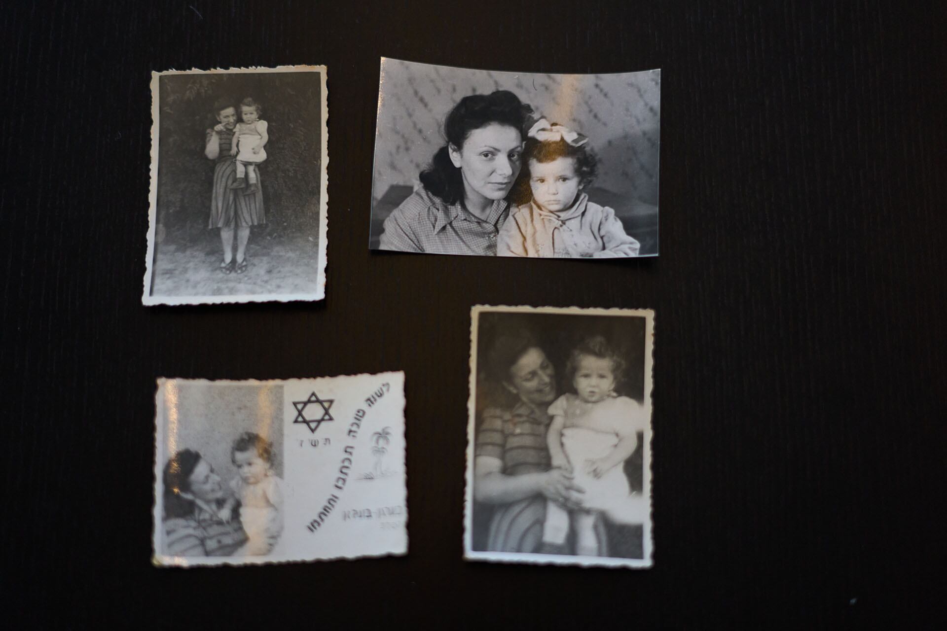 Fotografías de la sobreviviente del Holocausto Ilana Shalem-Kantorowics, nacida en el campo de concentración nazi de Bergen-Belsen, junto a su madre Lola en el campo en 1946, en Tel Aviv, Israel, el 26 de enero de 2026. (Foto AP/Ariel Schalit)