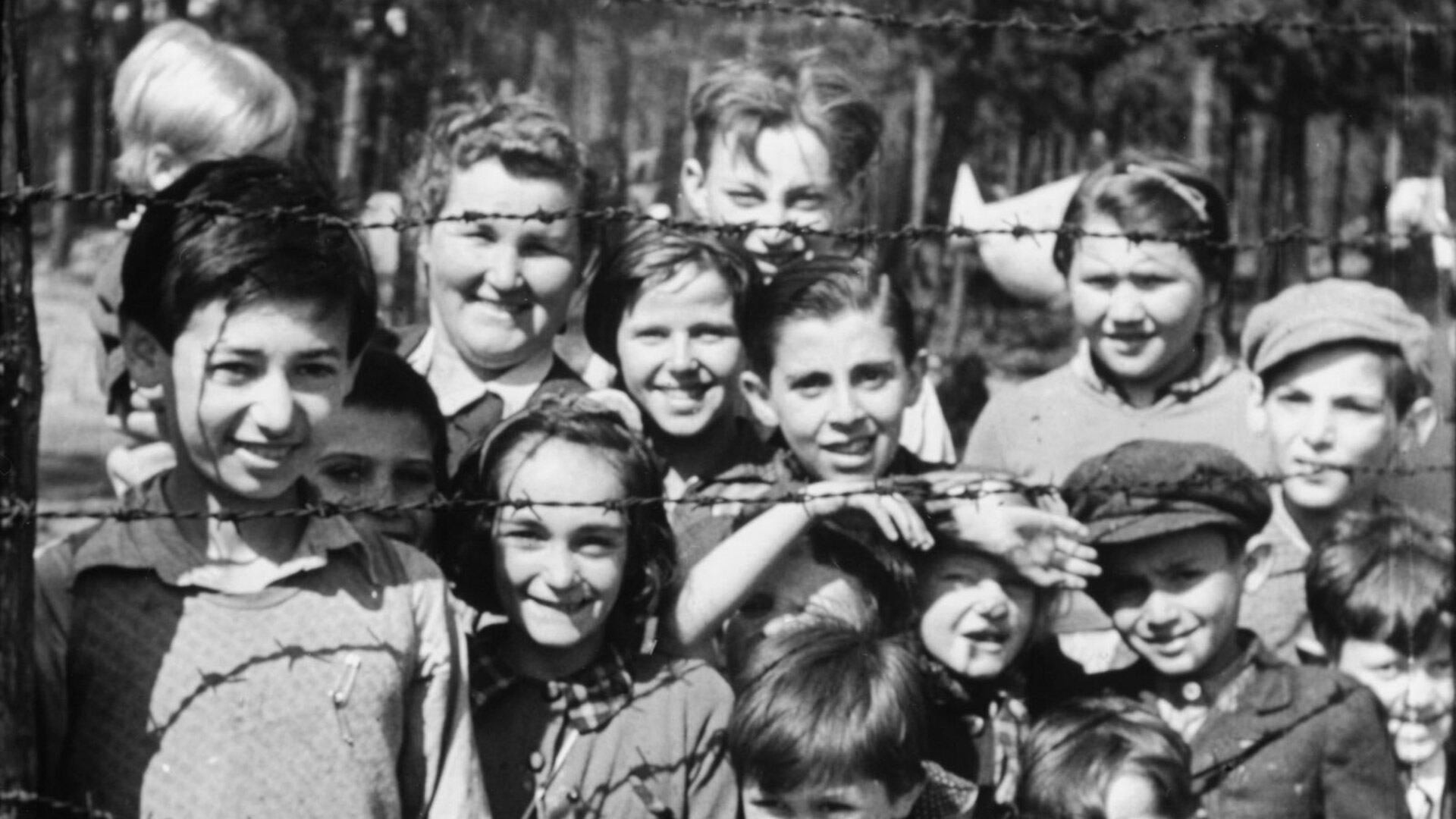 Niños en esta foto de 1945 tomada en el campo de concentración nazi de Bergen-Belsen. (Foto AP)