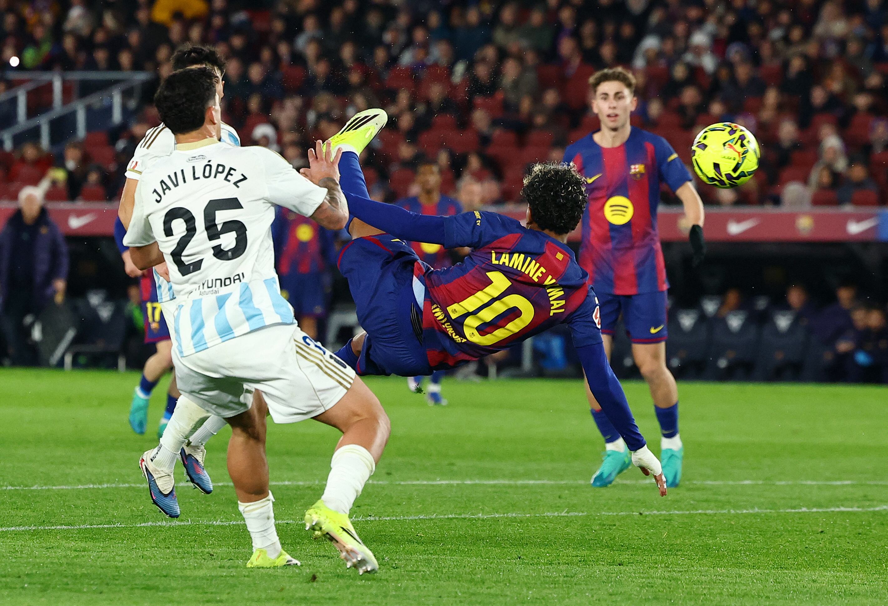 La pirueta de Lamine Yamal para marcar un golazo contra el Real Oviedo (REUTERS/Albert Gea)