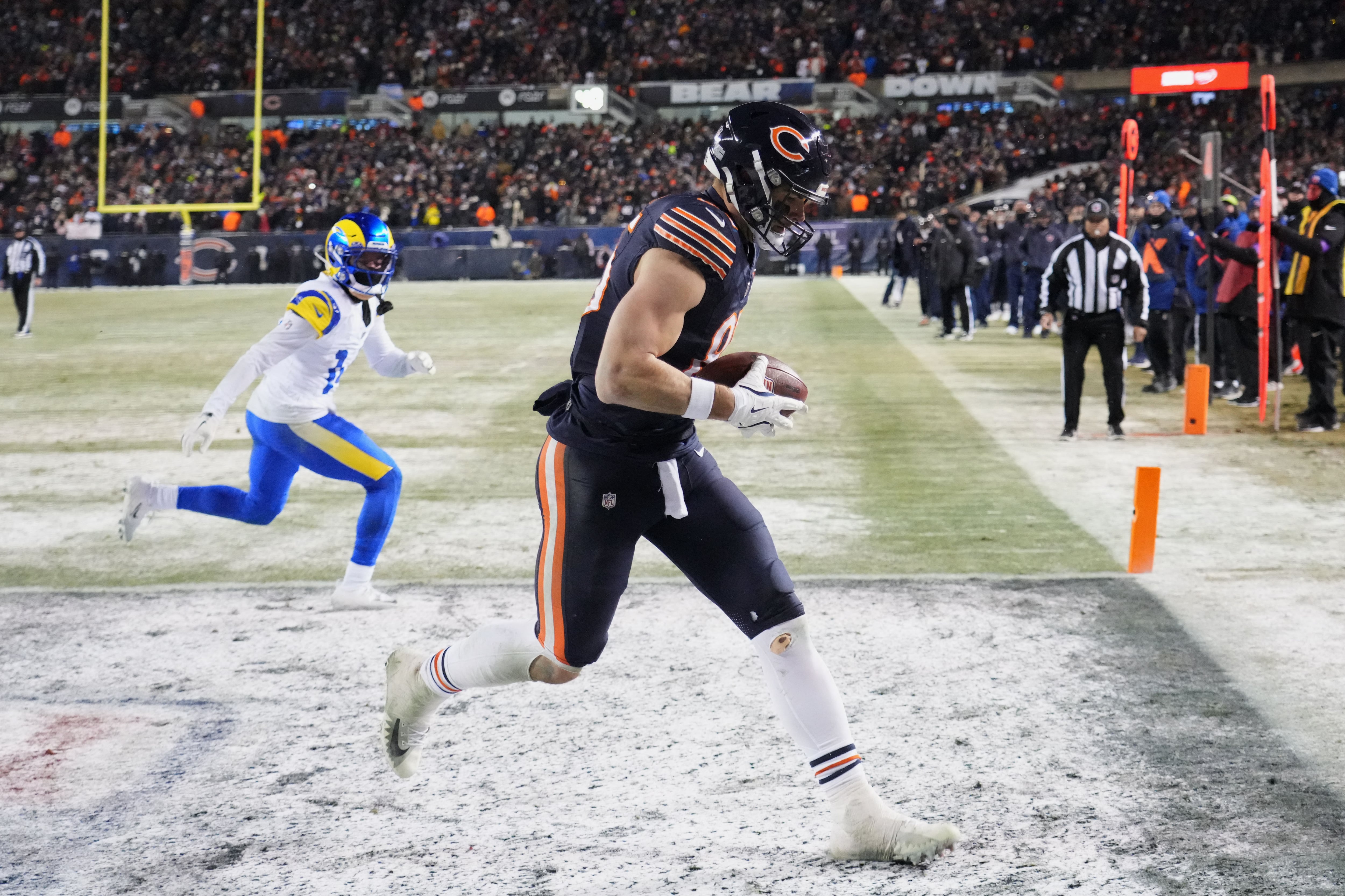 Cole Kmet atrapó el balón tras el pase Williams (Crédito: David Banks-Imagn Images)