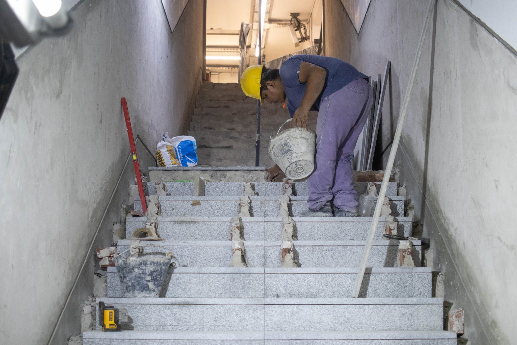 Las renovaciones en las estaciones del Subte porteño incluyen impermeabilización, pintura, pisos nuevos, luces LED, señalética y mobiliario actualizado en los andenes (X: @basubte)