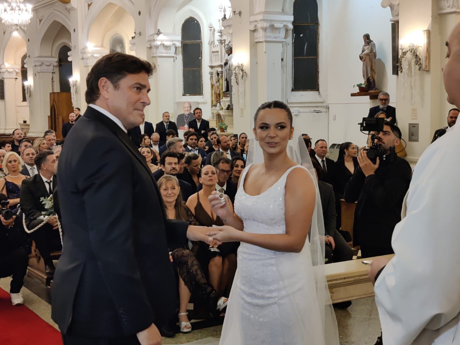 La pareja celebró su casamiento en Mar del Plata y realizó una extensa luna de miel, financiada con la colaboración de sus 220 invitados (Crédito: RS Fotos)