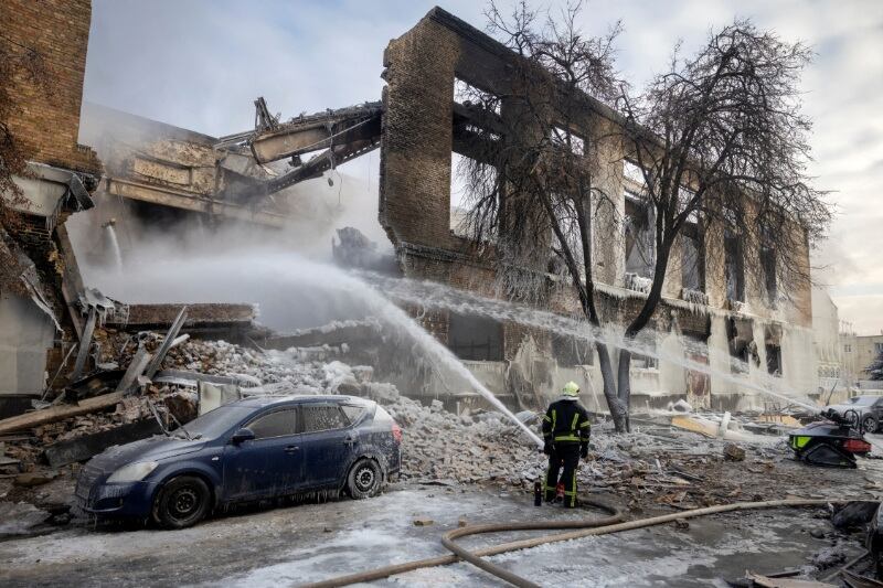 Un bombero trabaja en el lugar de un edificio que fue alcanzado por un dron ruso, en medio del ataque de Rusia a Ucrania, en Kiev, Ucrania, el 12 de enero de 2026. REUTERS/Thomas Peter