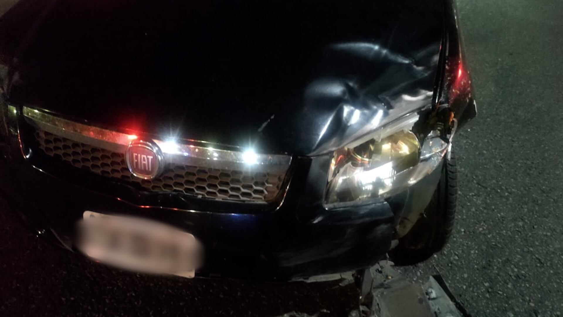 El auto culminó con la parte delantera izquierda destrozada