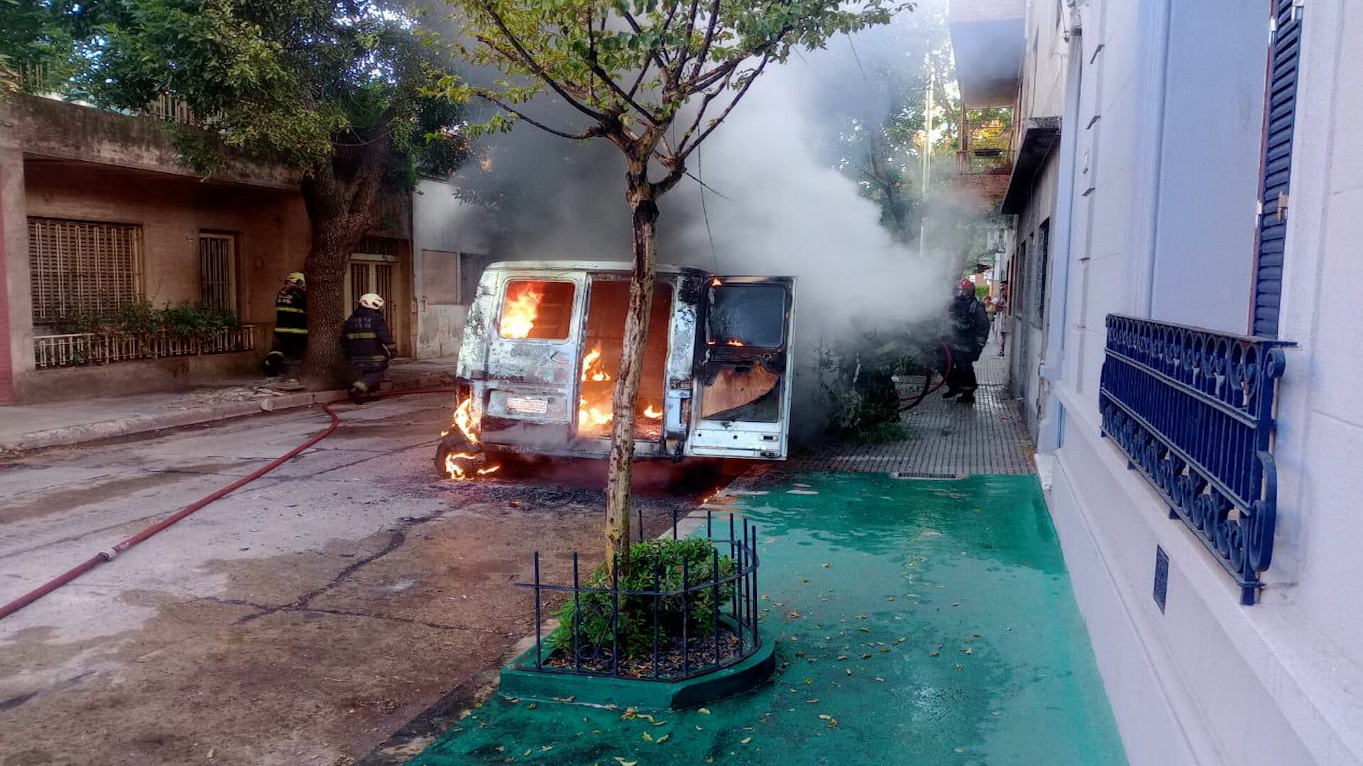 Una Renault Traffic terminó completamente destruida por las llamas