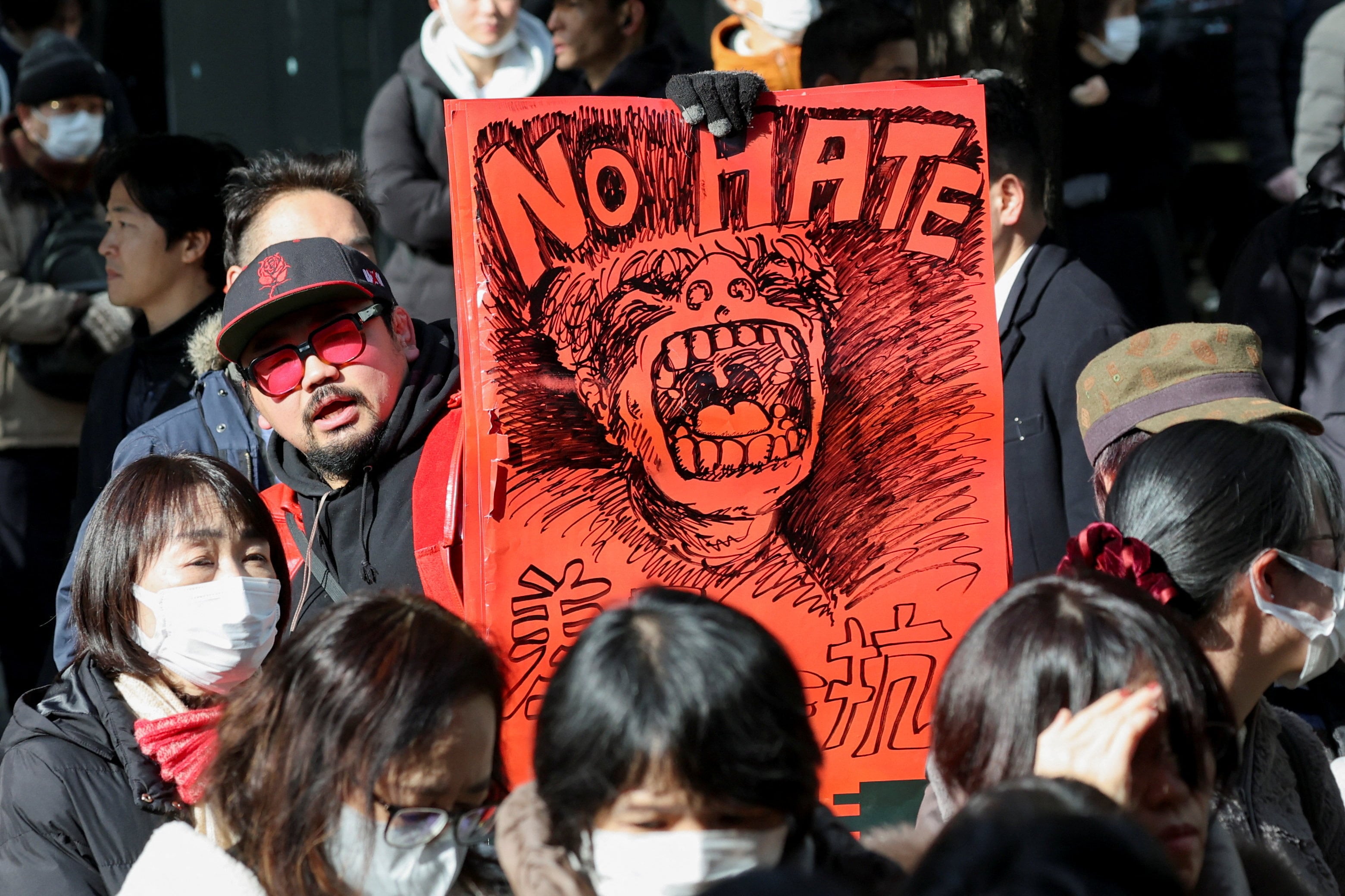 Un hombre protesta contra Sanae Takaichi, premier de Japón y líder del gobernante Partido Liberal Democrático (PLD), durante un evento de campaña electoral (REUTERS/Kim Kyung-Hoon)
