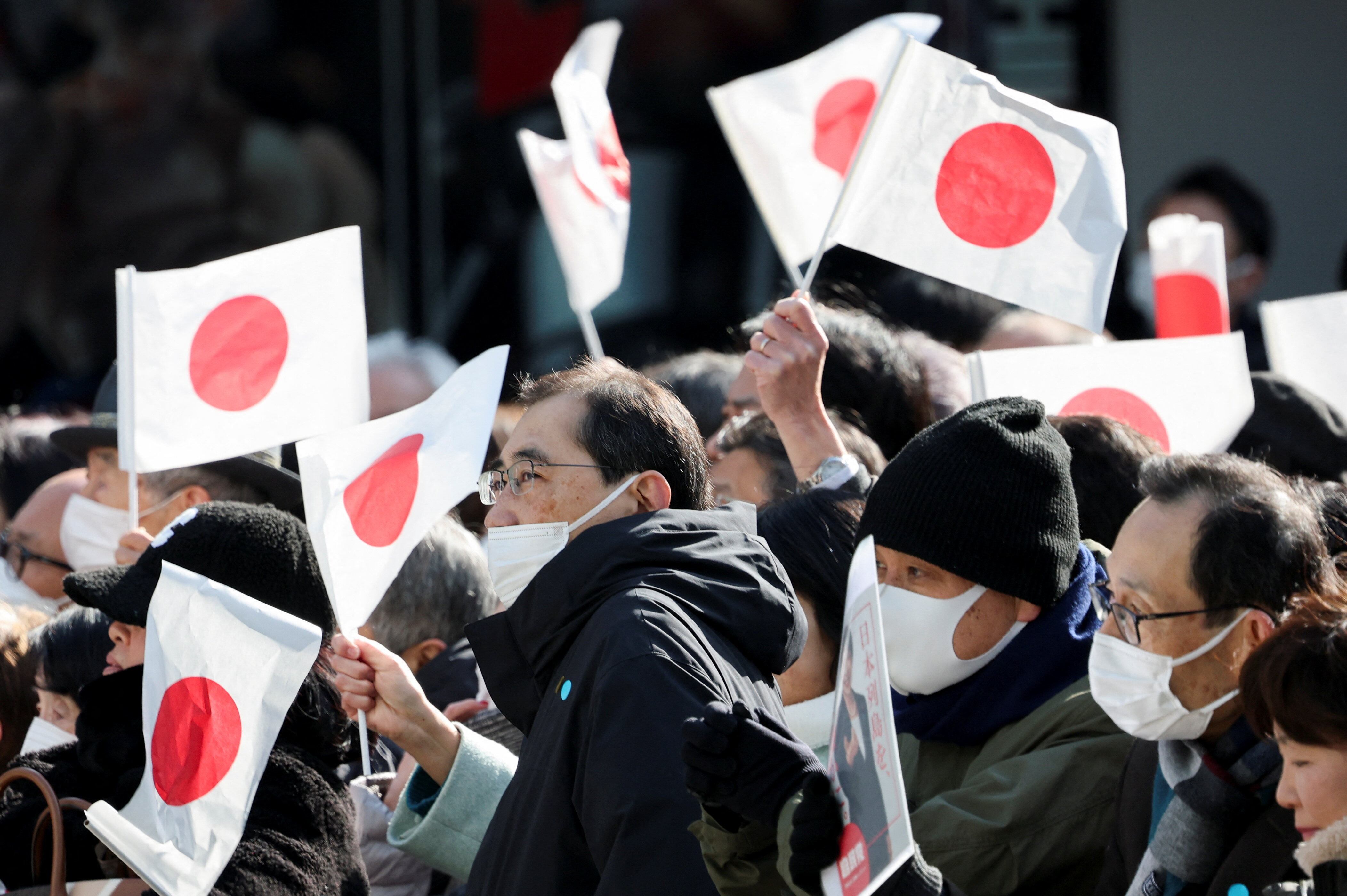 Simpatizantes ondean banderas nacionales japonesas en un evento de campaña electoral el primer día de campaña para las elecciones anticipadas del 8 de febrero, en Tokio, Japón, el 27 de enero de 2026. REUTERS/Kim Kyung-Hoon