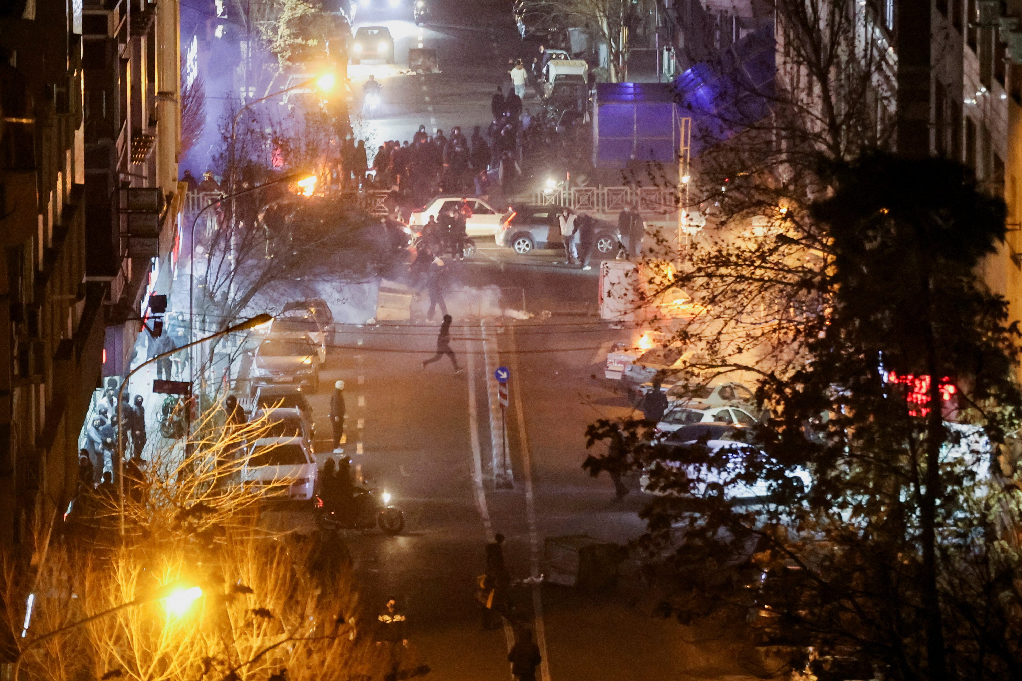 Protestas en Teherán por la caída de la moneda el 8 de enero. Ese día inició una matanza que dejó unos 30.000 muertos en solo 48 horas, según Salud. (Stringer/WANA vía REUTERS)