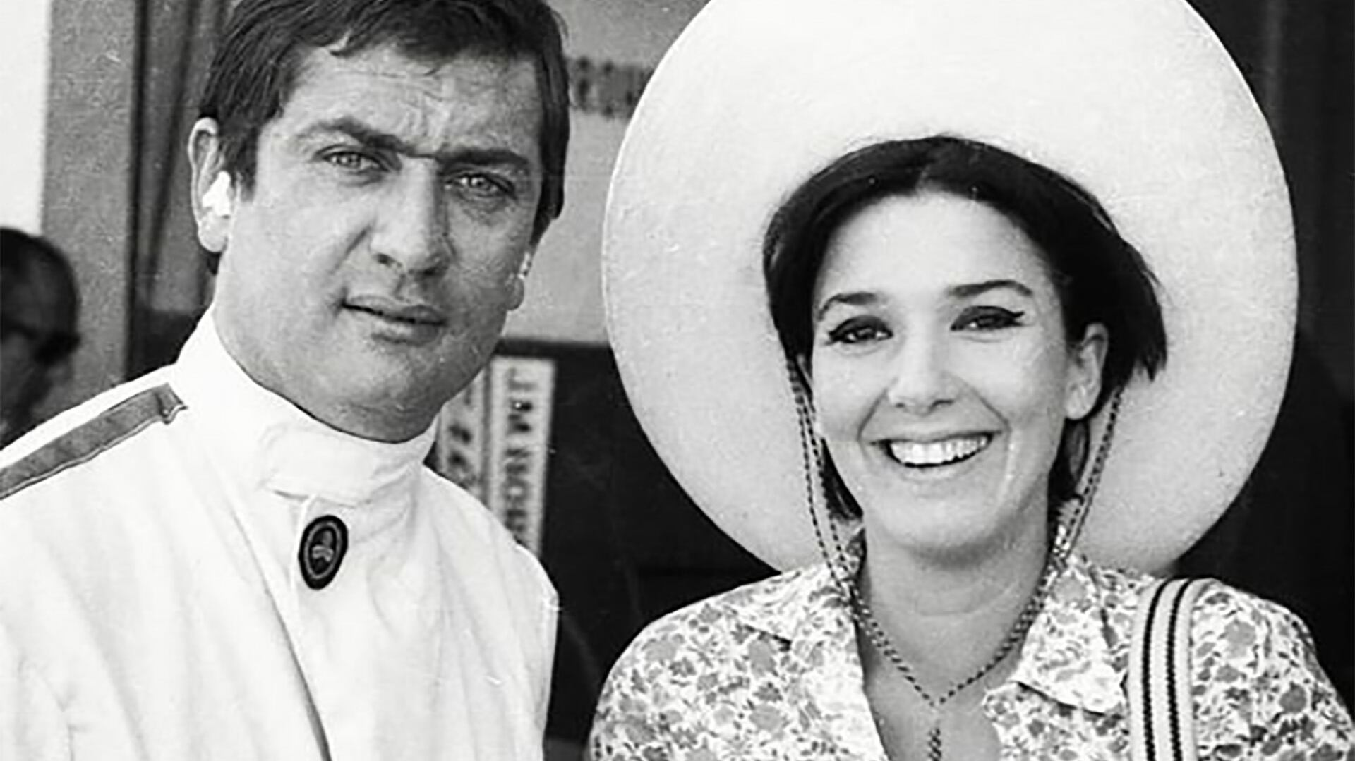 Juan Manuel Bordeu y Graciela Borges en los boxes del Autódromo de Buenos Aires (IG: borgesgra13).