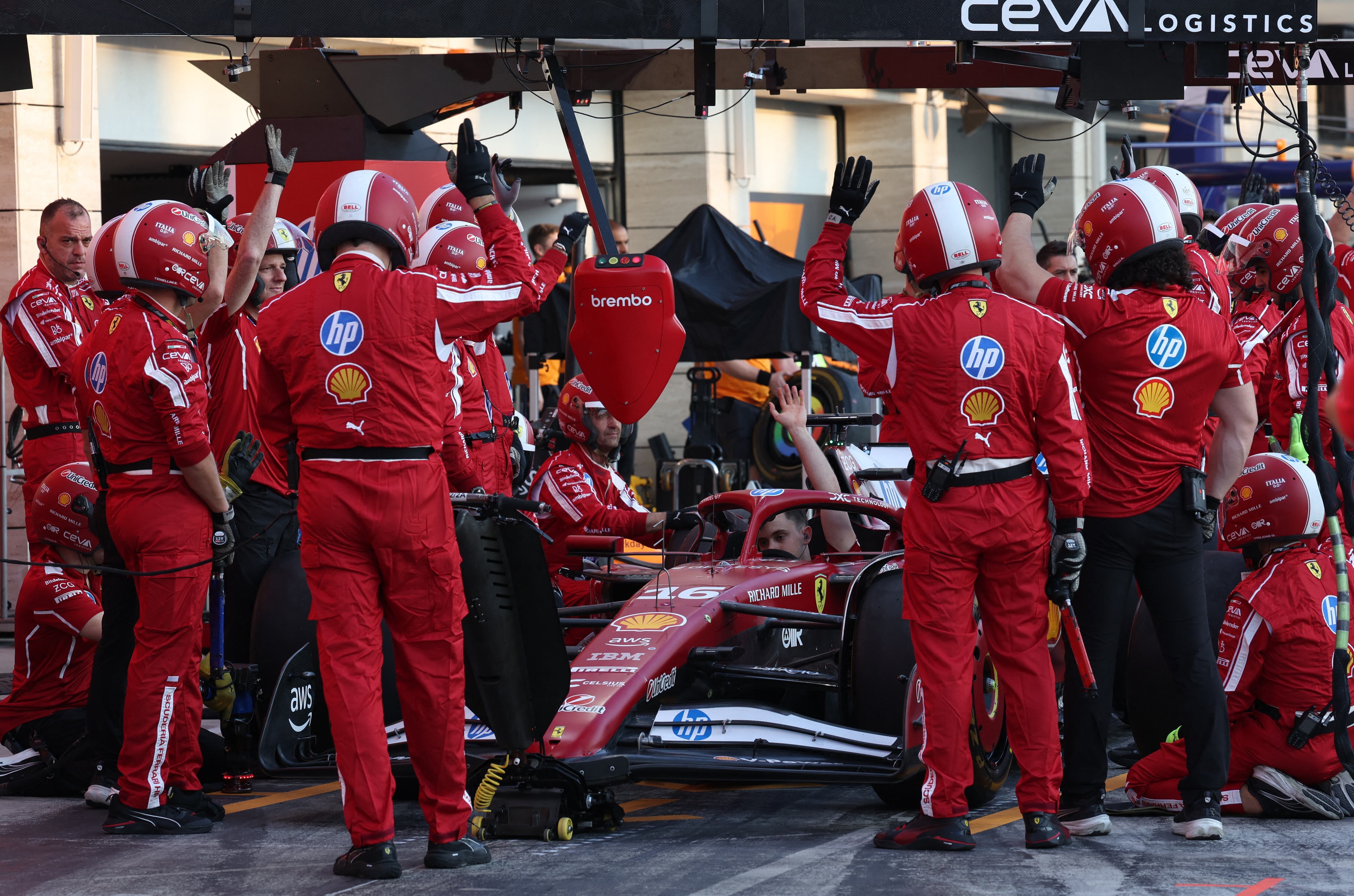 Ferrari todavía no habría llevado a cabo el encendido del nuevo motor para la temporada 2026 (REUTERS/Thaier Al-Sudani)