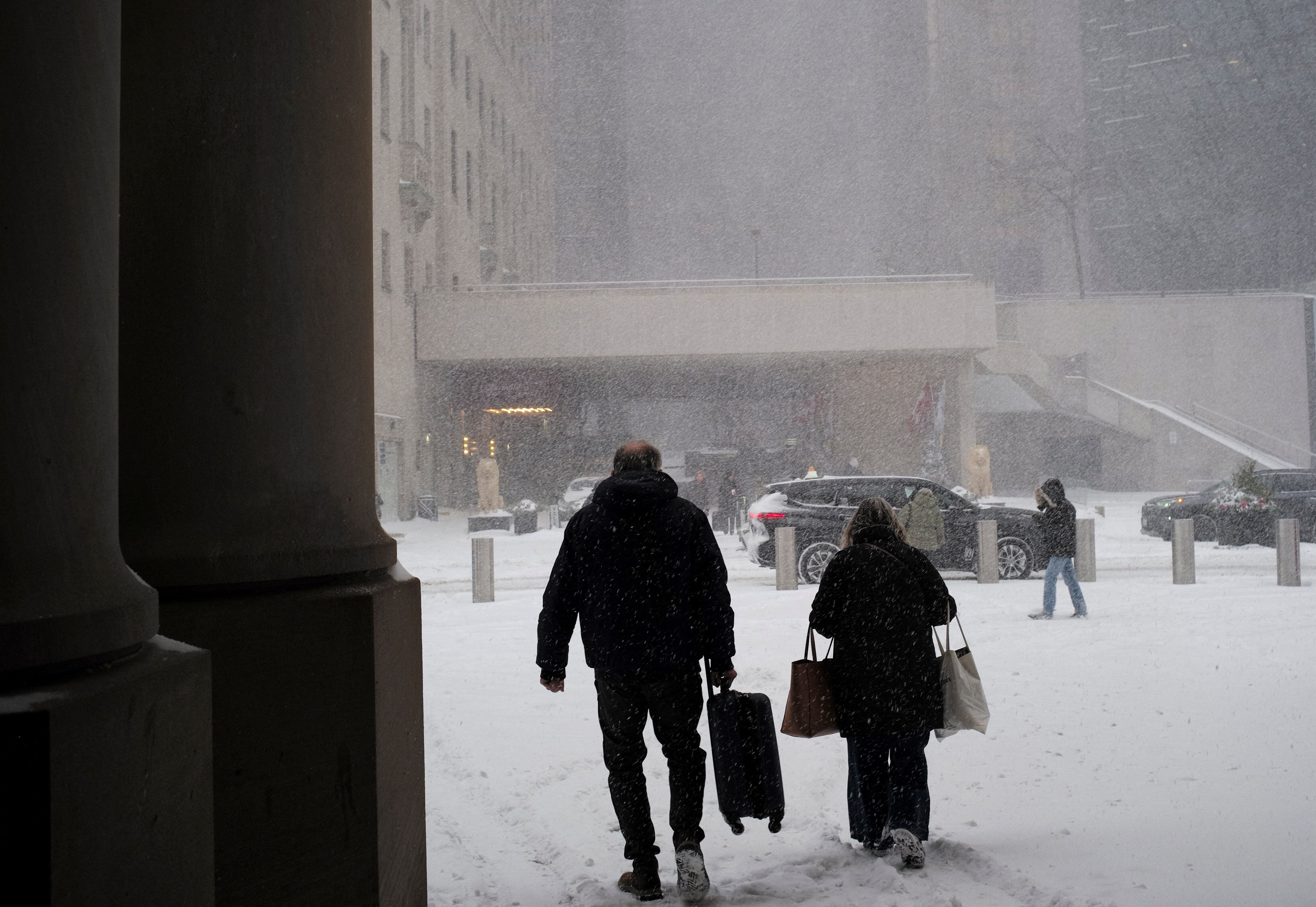 La gente camina durante una fuerte tormenta invernal en Toronto, Canadá, el 25 de enero de 2026
REUTERS/Wa Lone