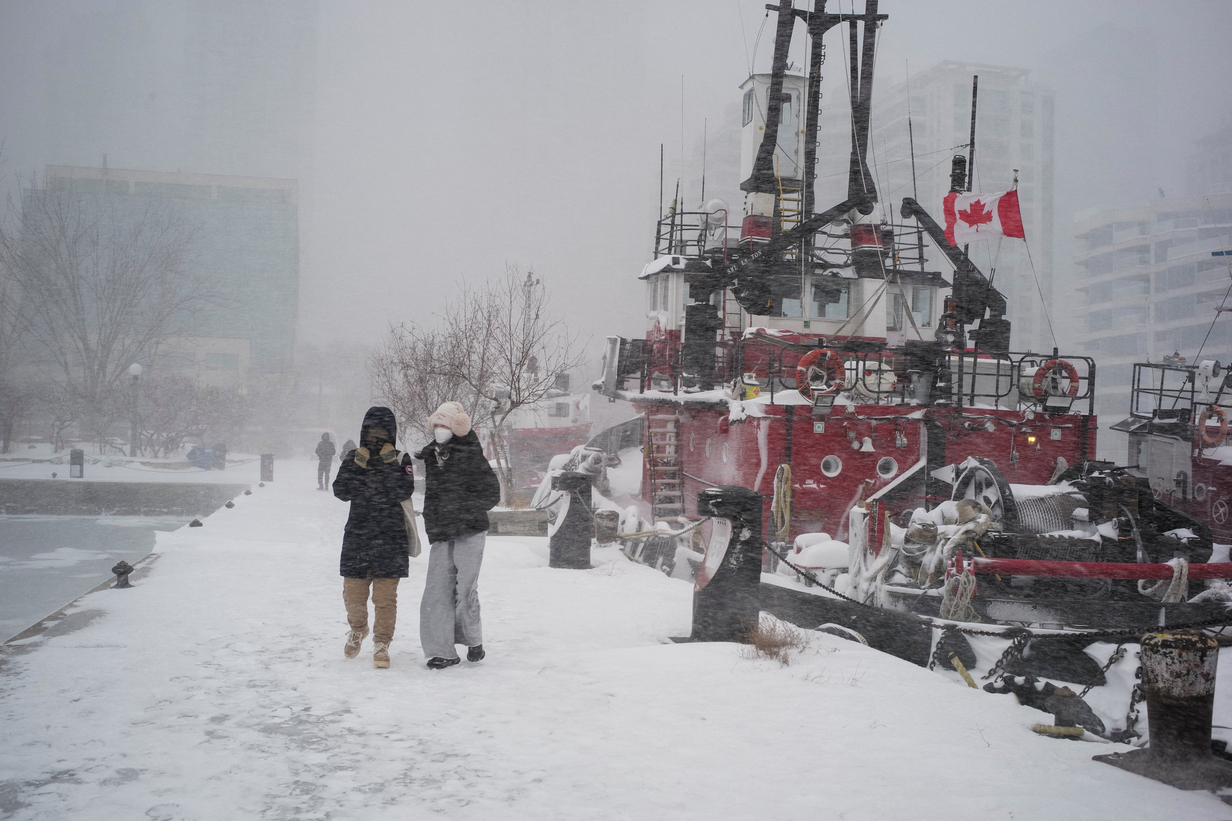 La gente camina durante una fuerte tormenta invernal en Toronto, Canadá, el 25 de enero de 2026 REUTERS/Wa Lone