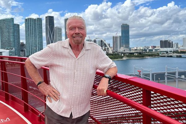La transformación del multimillonario Richard Branson a los 75 años: “Tener un desafío me ayudó a recuperar la forma física de los 20”