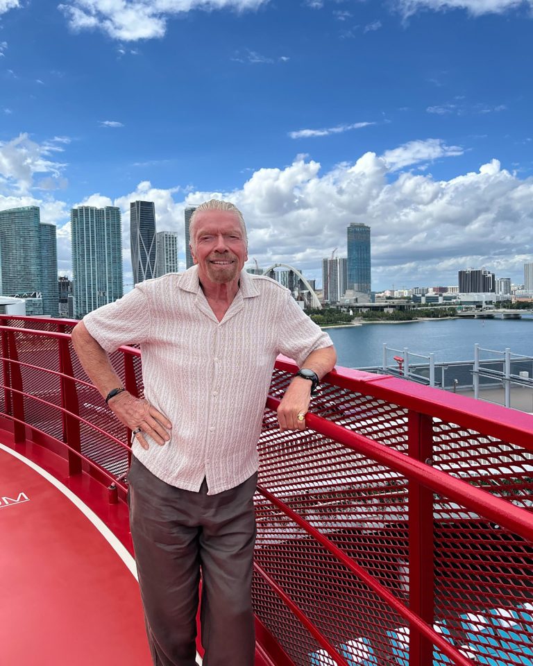La transformación del multimillonario Richard Branson a los 75 años: “Tener un desafío me ayudó a recuperar la forma física de los 20”