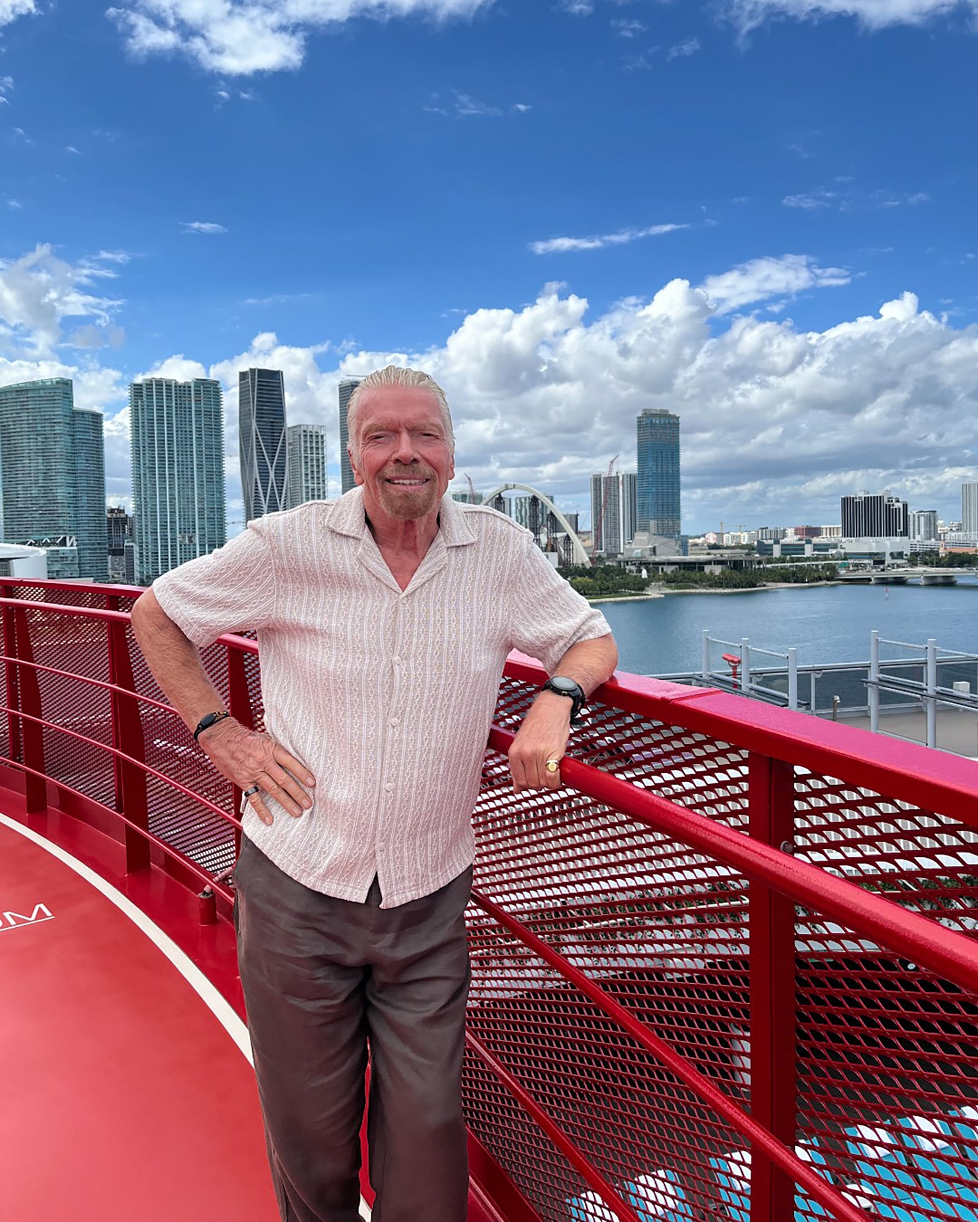 La transformación del multimillonario Richard Branson a los 75 años: “Tener un desafío me ayudó a recuperar la forma física de los 20”