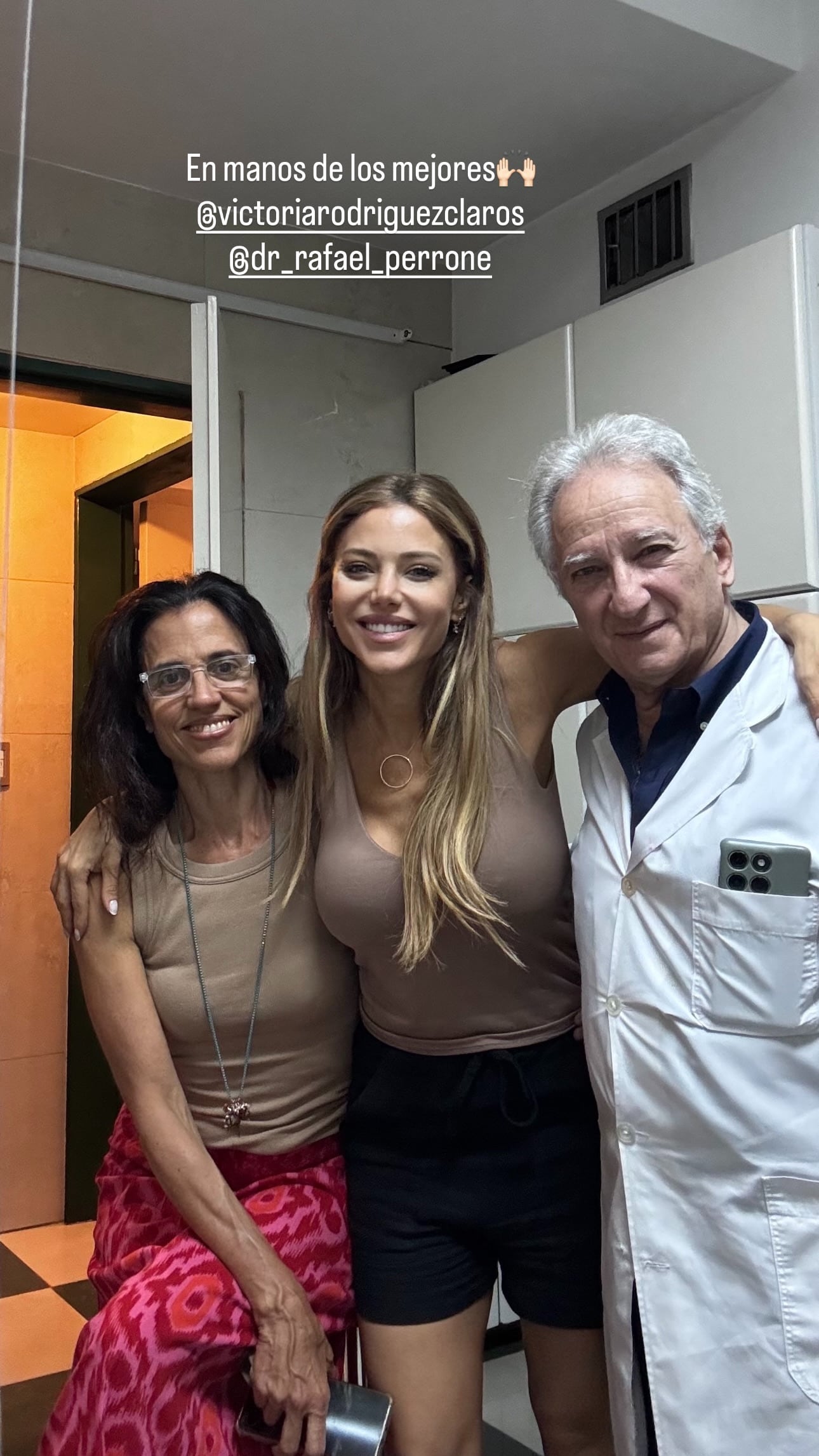 Evangelina Anderson, junto a los médicos que se encargaron de su operación