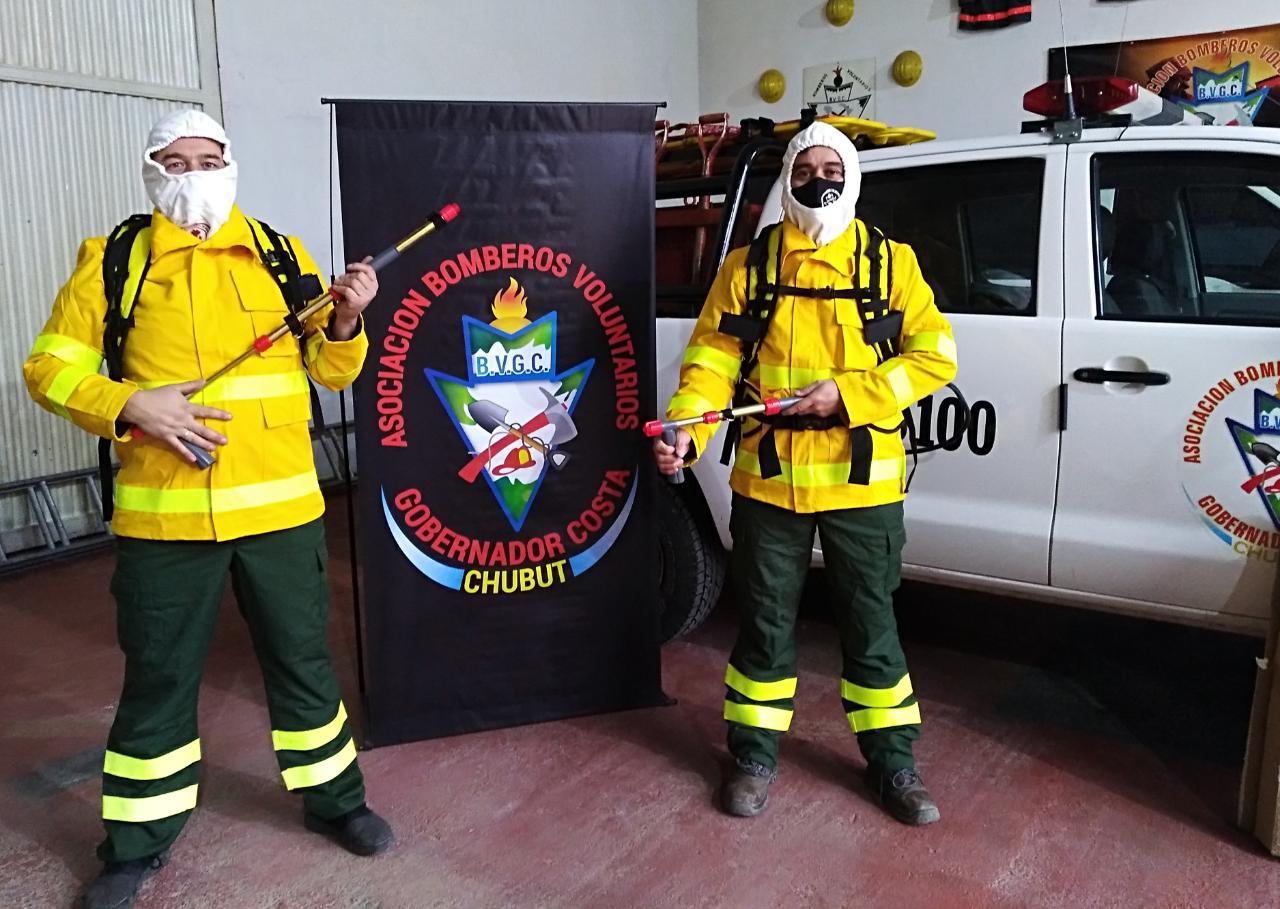 Lanzaron una colecta para ayudar a los bomberos voluntarios que trabajan en los incendios de la Patagonia: cómo donar