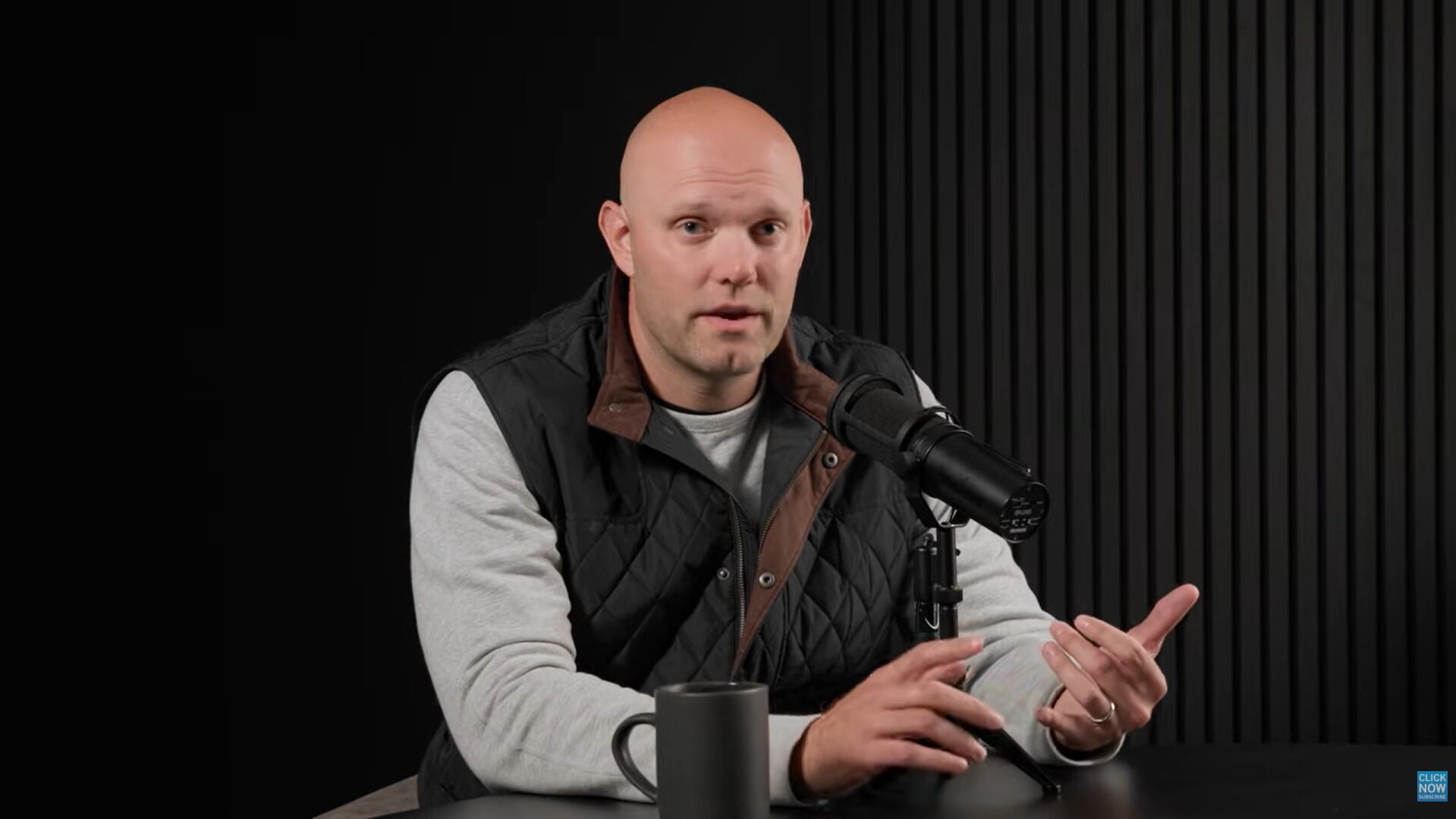 El método de James Clear plantea hacer los hábitos evidentes, atractivos, fáciles y satisfactorios para lograr un cambio duradero (Huberman Lab)