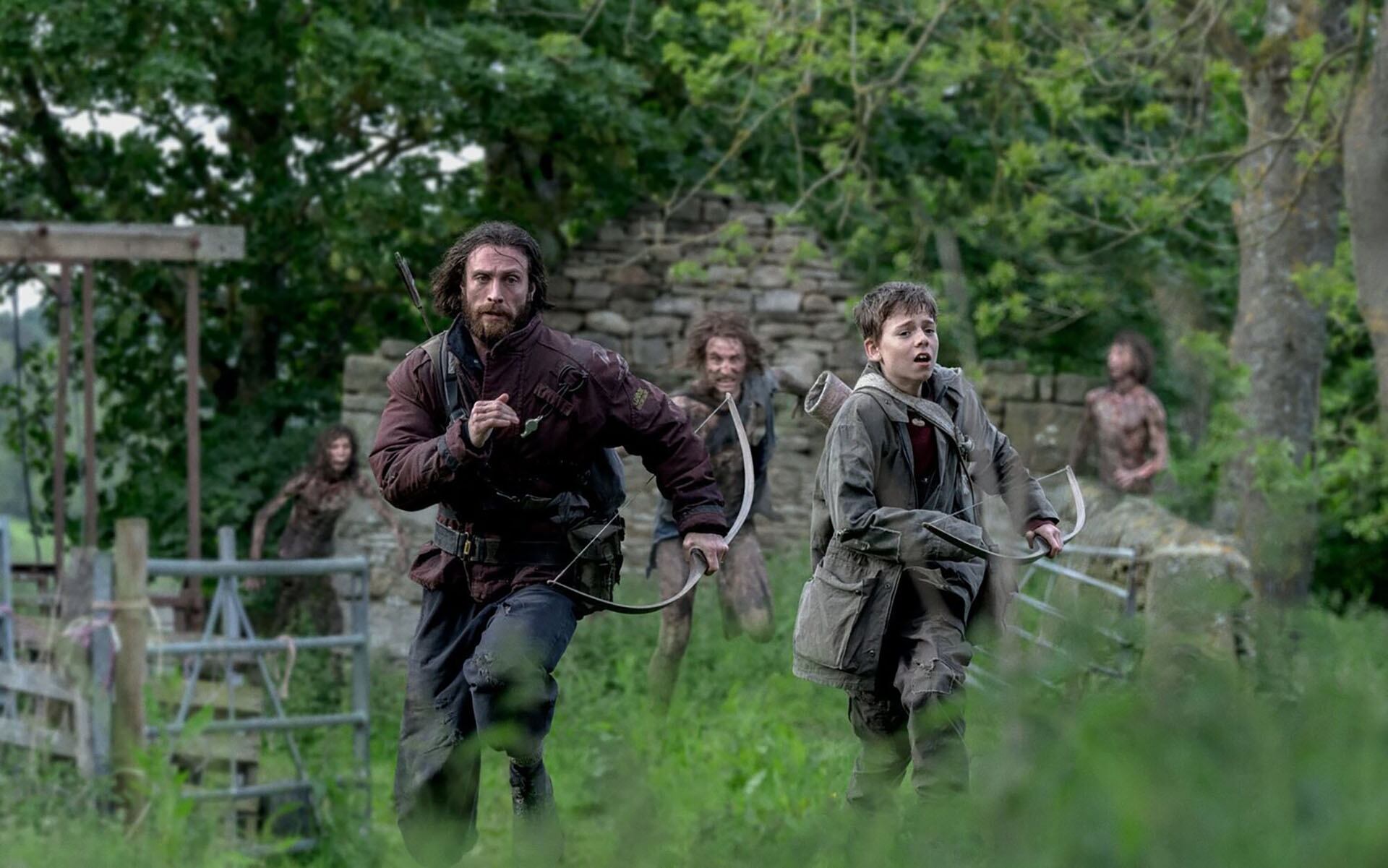 Aaron Taylor-Johnson y el pequeño Alfie Williams en '28 años después', de Danny Boyle (Sony Pictures)