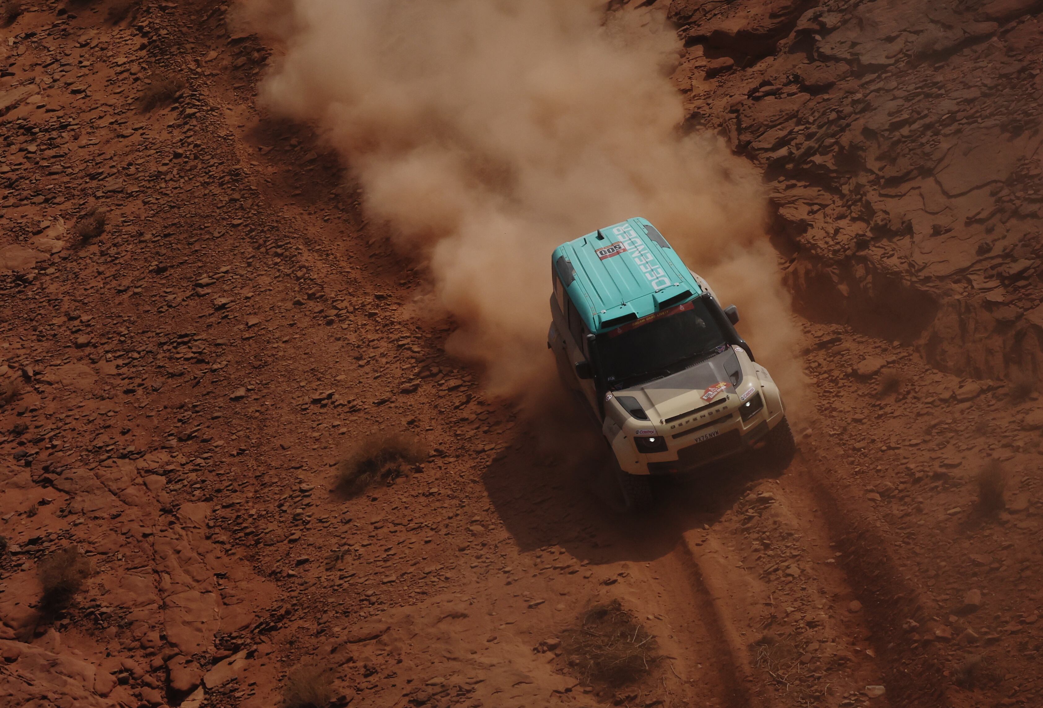 Peterhansel en acción con su Defender (REUTERS/Stephane Mahe)