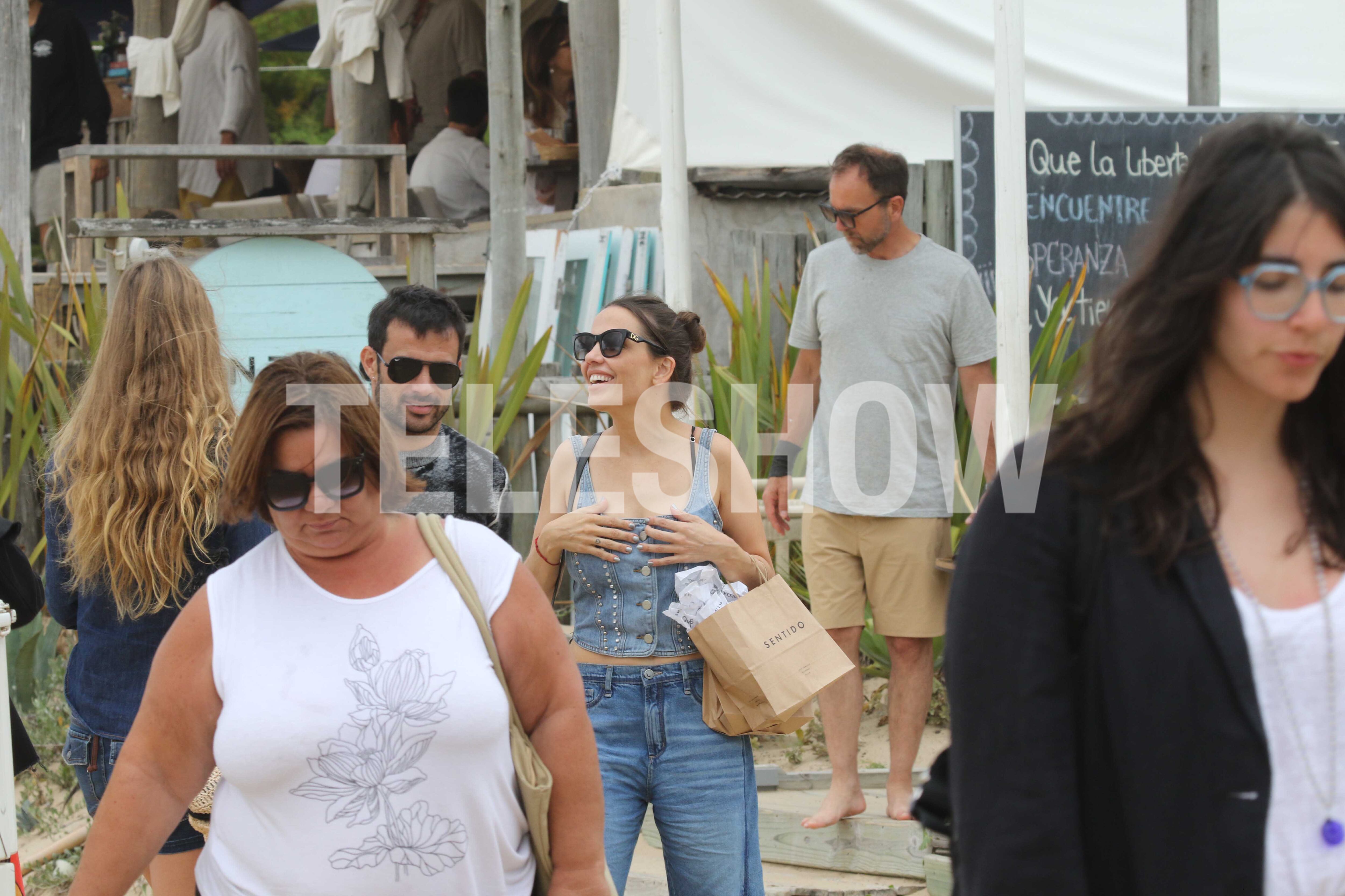Ivana Figueiras, fiel a su estilo, eligió prendas frescas y modernas para compartir una jornada de playa junto a su familia