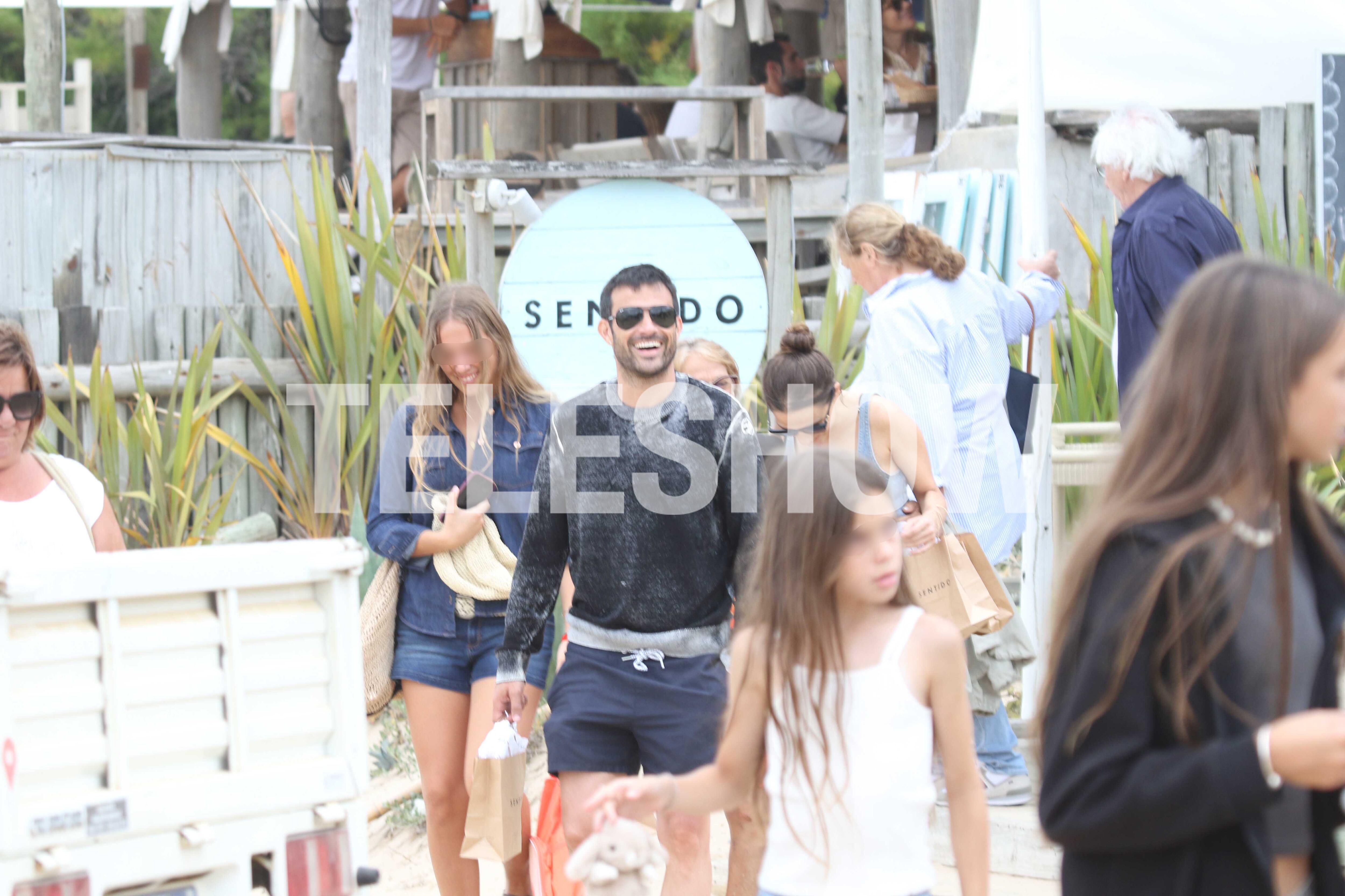 Las imágenes de Punta del Este retratan una dinámica armónica, con charlas, sonrisas y gestos de cercanía entre la pareja y sus hijas